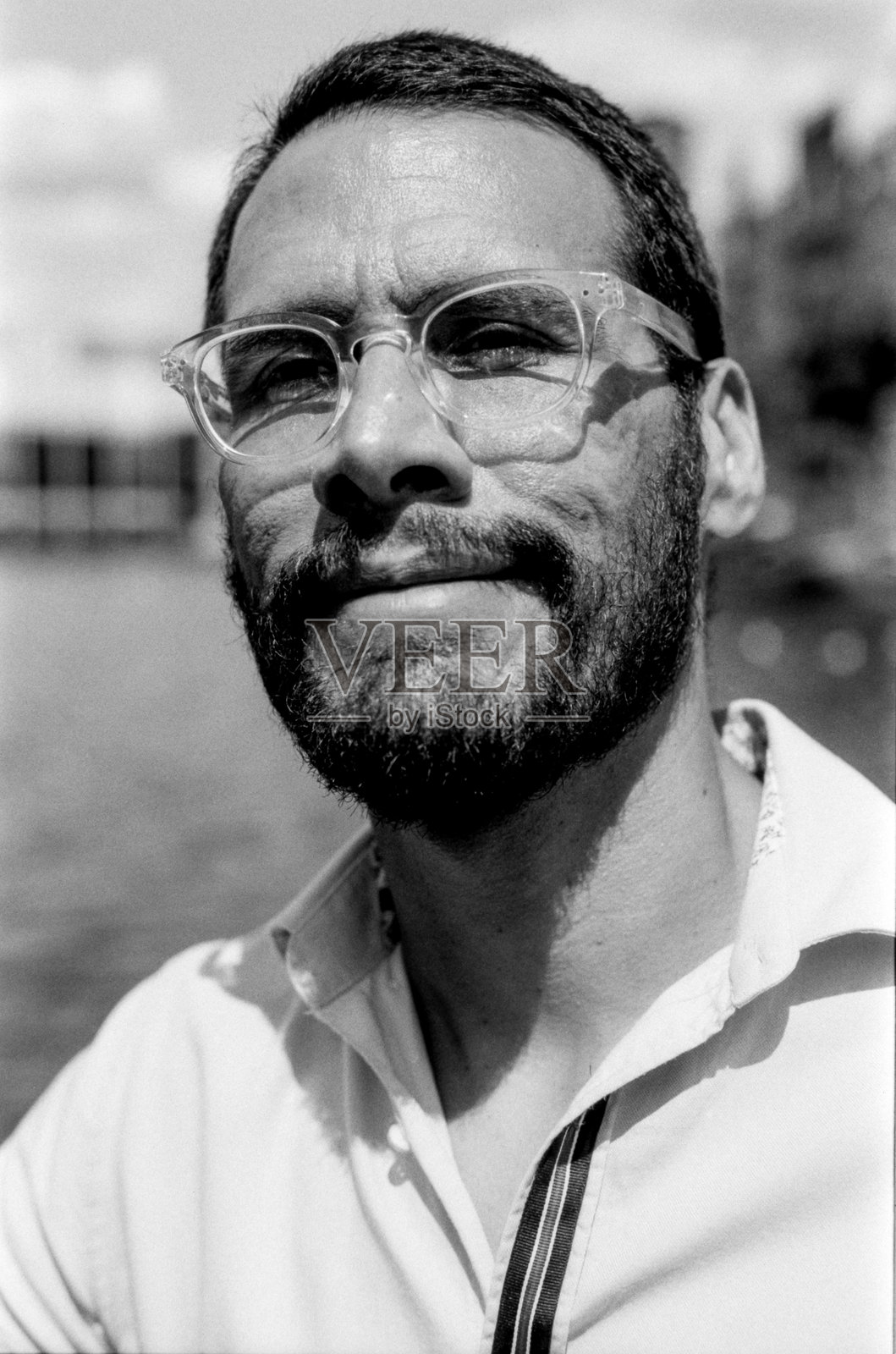 单色调的胡须男士戴眼镜肖像，使用35毫米胶片拍摄照片摄影图片