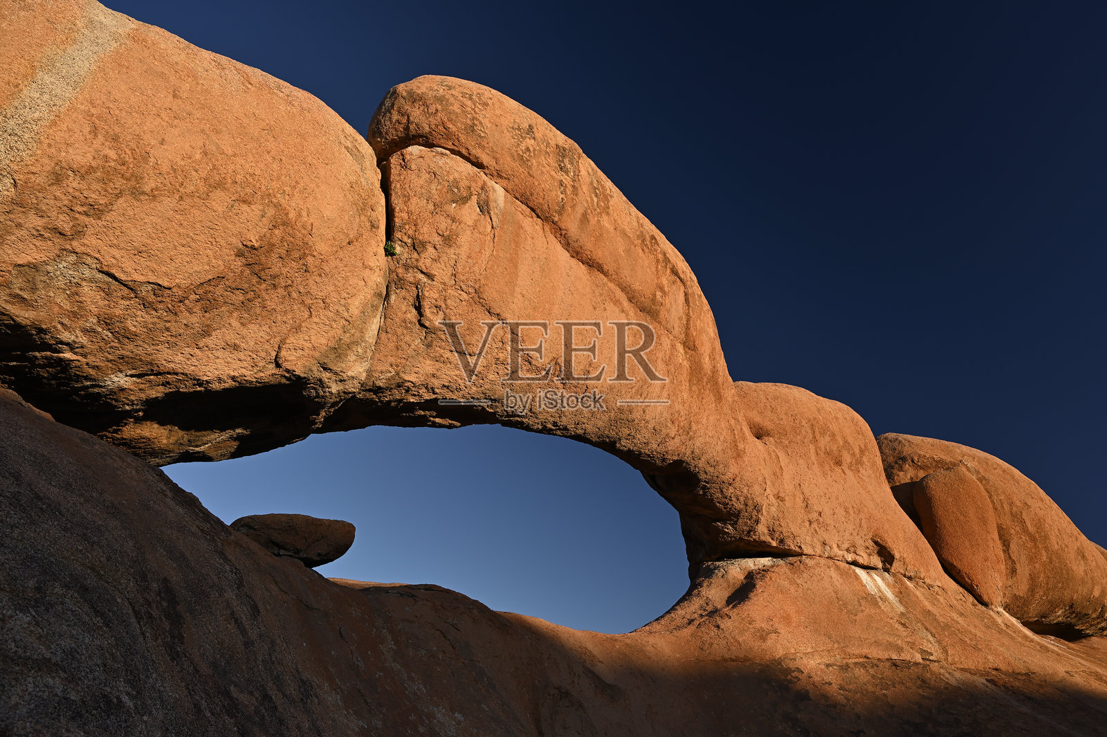 纳米比亚斯皮茨科皮的天然石拱门映衬着蓝天照片摄影图片