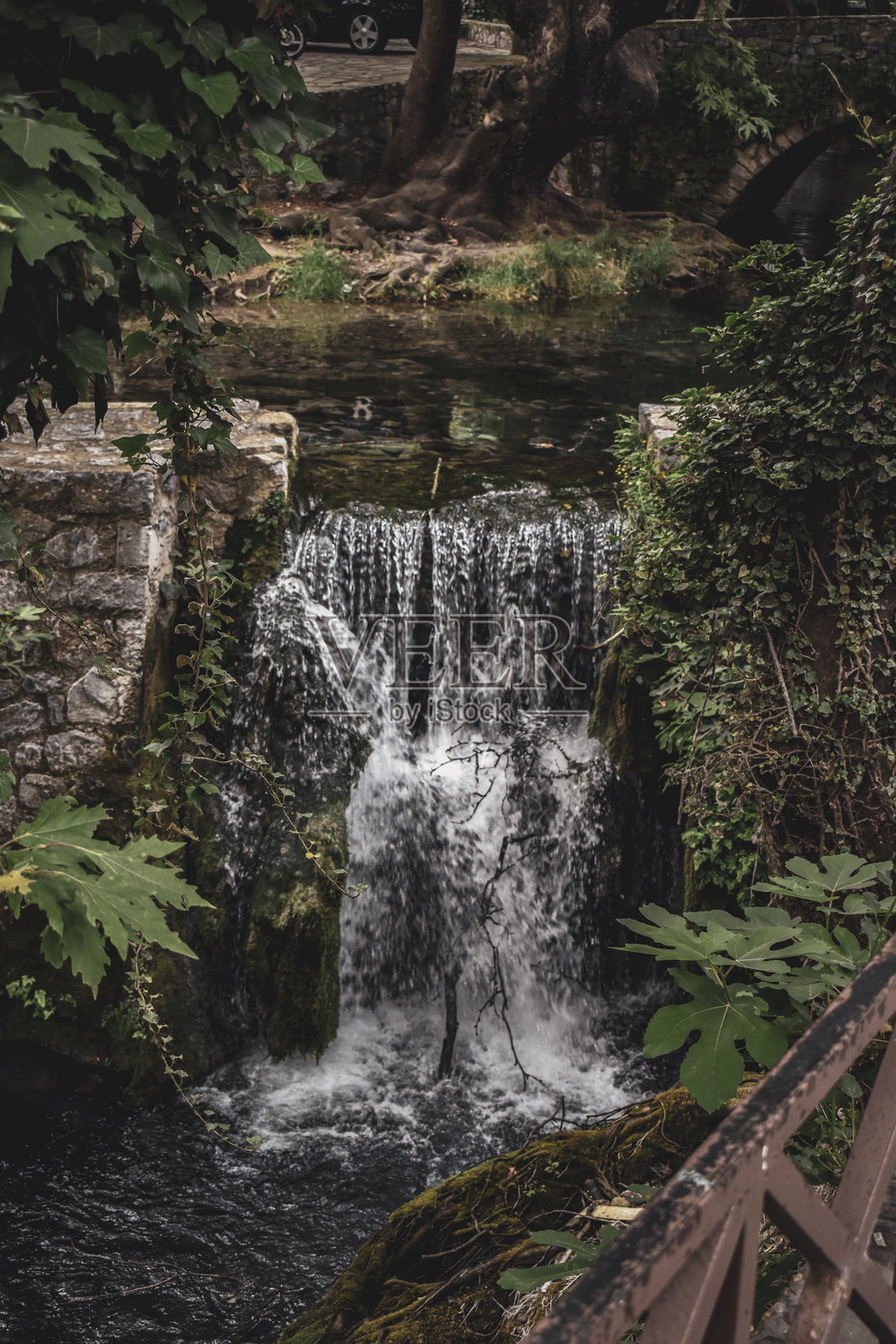 森林中山间河流上的瀑布照片摄影图片