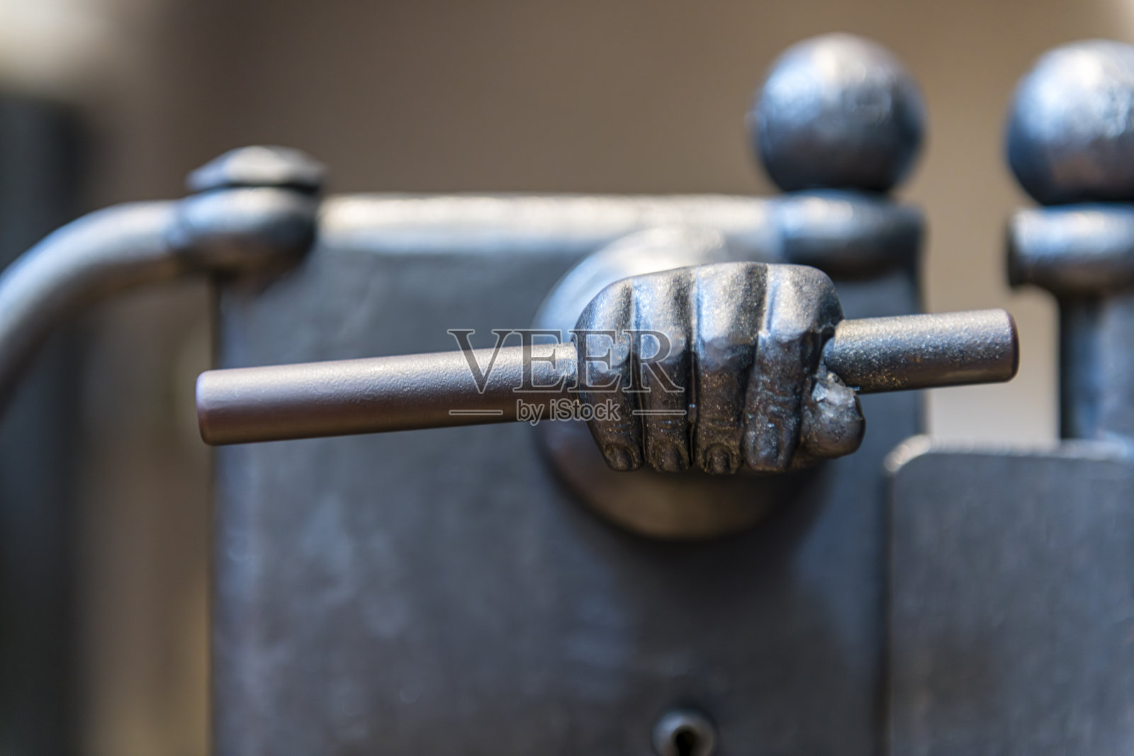 特里尔圣彼得大教堂门把手细节照片摄影图片