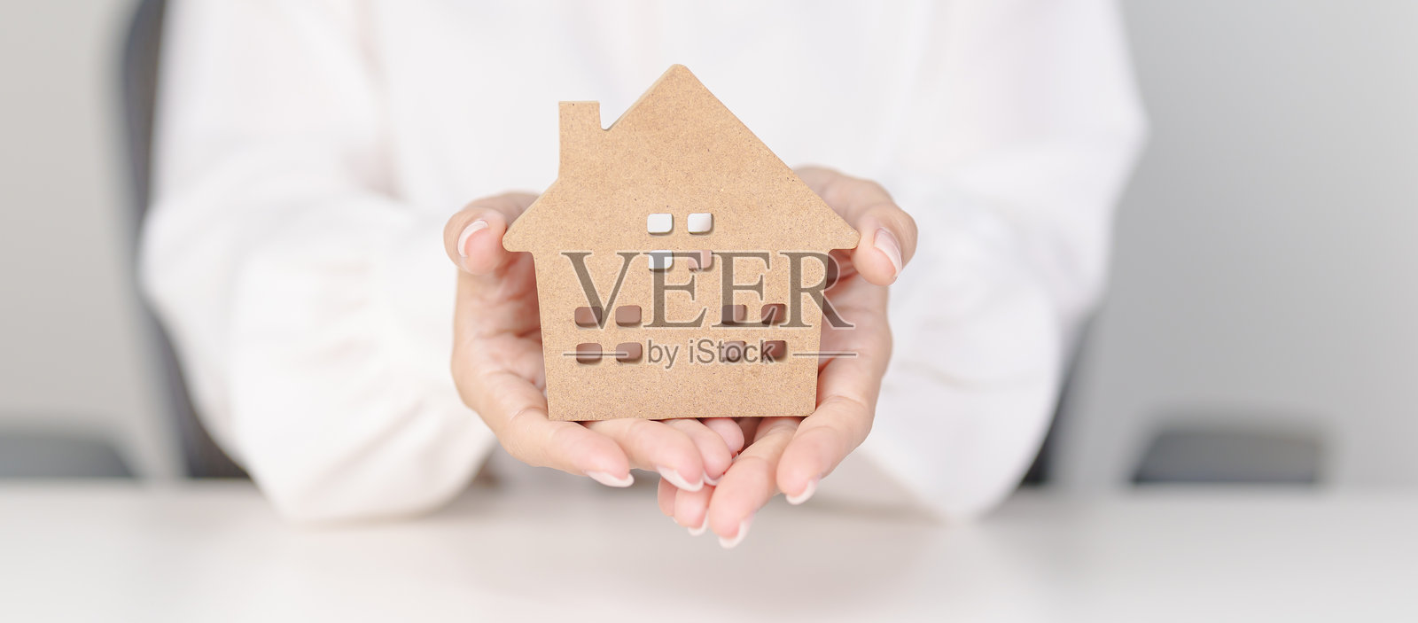 手持房屋模型，与房地产、买卖、房产保险、租赁、合同协议、幸福家庭、无家可归、寄养和家庭日等概念相关照片摄影图片