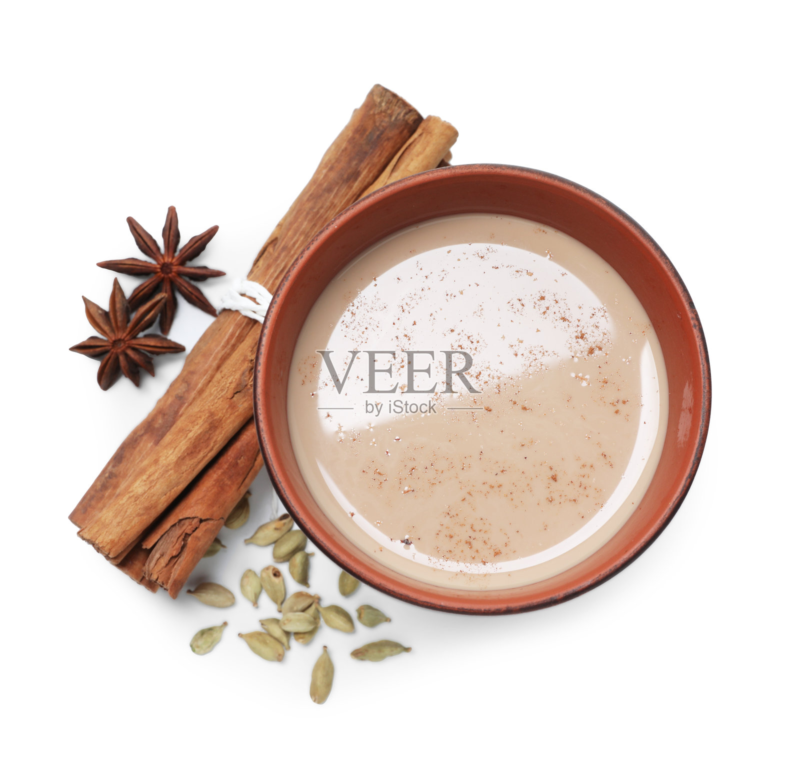 杯中香气四溢的印度香料茶及香料，纯白背景，俯视角度照片摄影图片