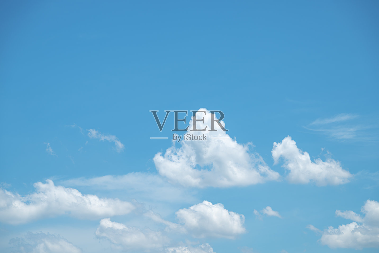 夏日蓝天白云下的复制空间抽象背景照片摄影图片