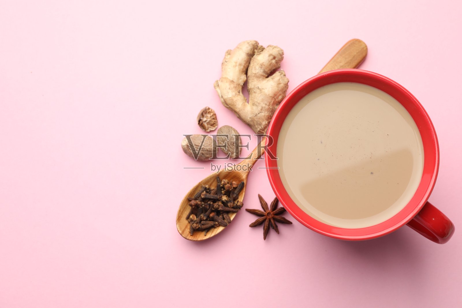 粉色背景上的香料茶和香料，俯视。留有文字空间照片摄影图片