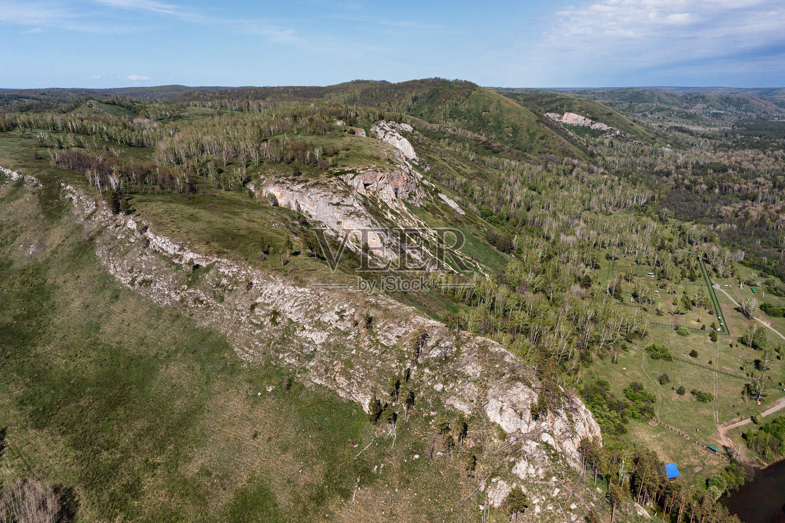 南乌拉尔：穆拉迪莫夫峡谷自然公园，鸽子洞景观。鸟瞰图。照片摄影图片