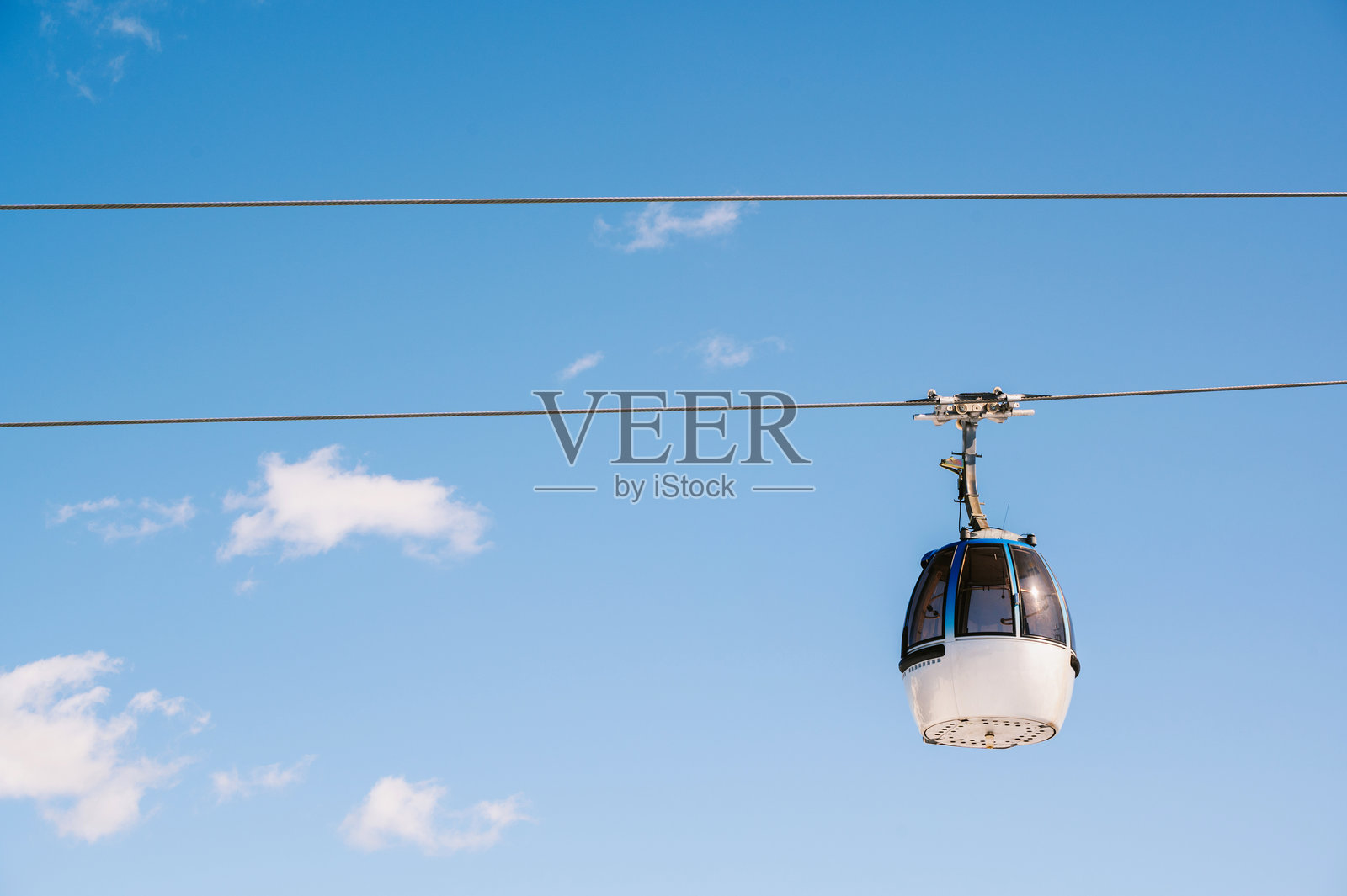 缆车在晴朗的蓝天背景下照片摄影图片