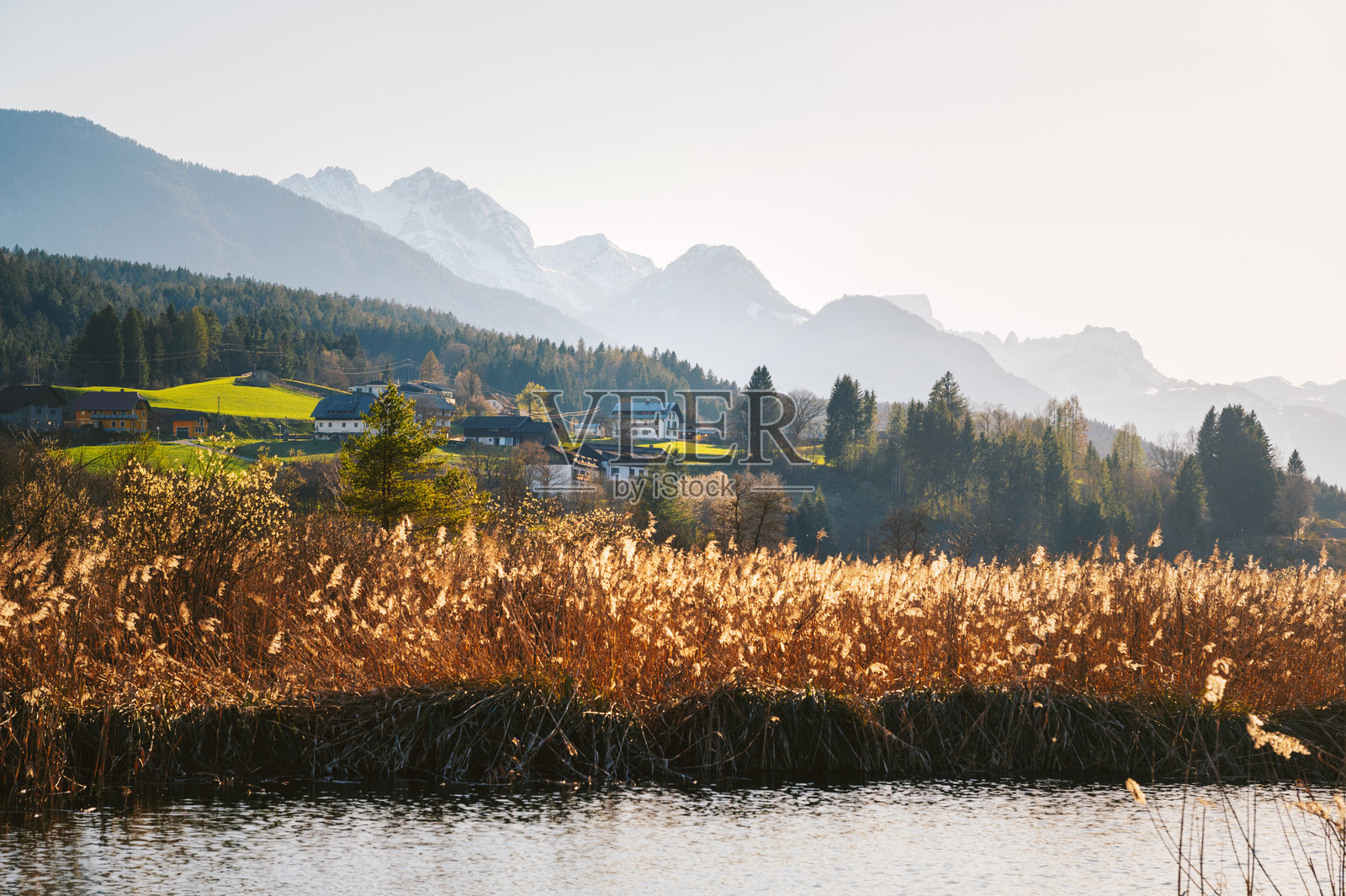 春天里美丽的奥地利村庄照片摄影图片