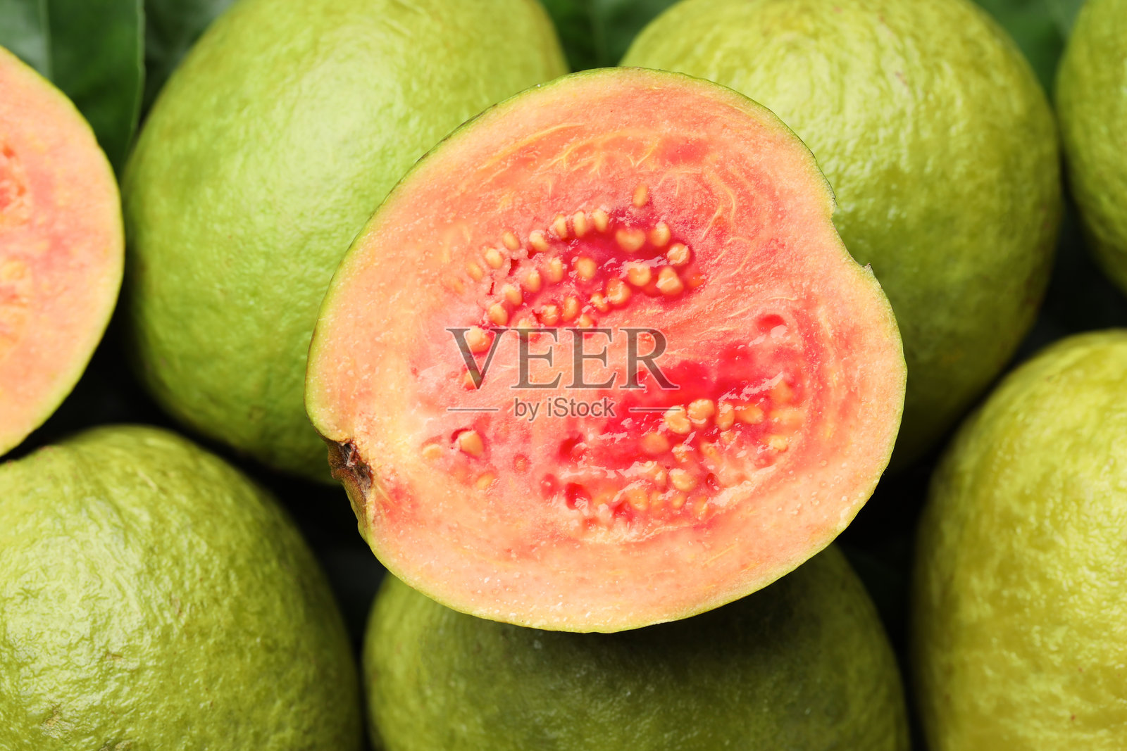 新鲜切块和完整番石榴水果作为背景，特写照片摄影图片