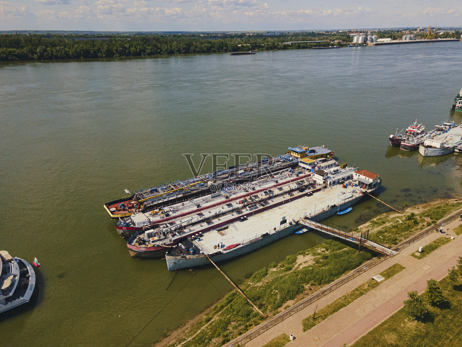 多瑙河畔的城市滨水长廊，绿意盎然的城市区域照片摄影图片