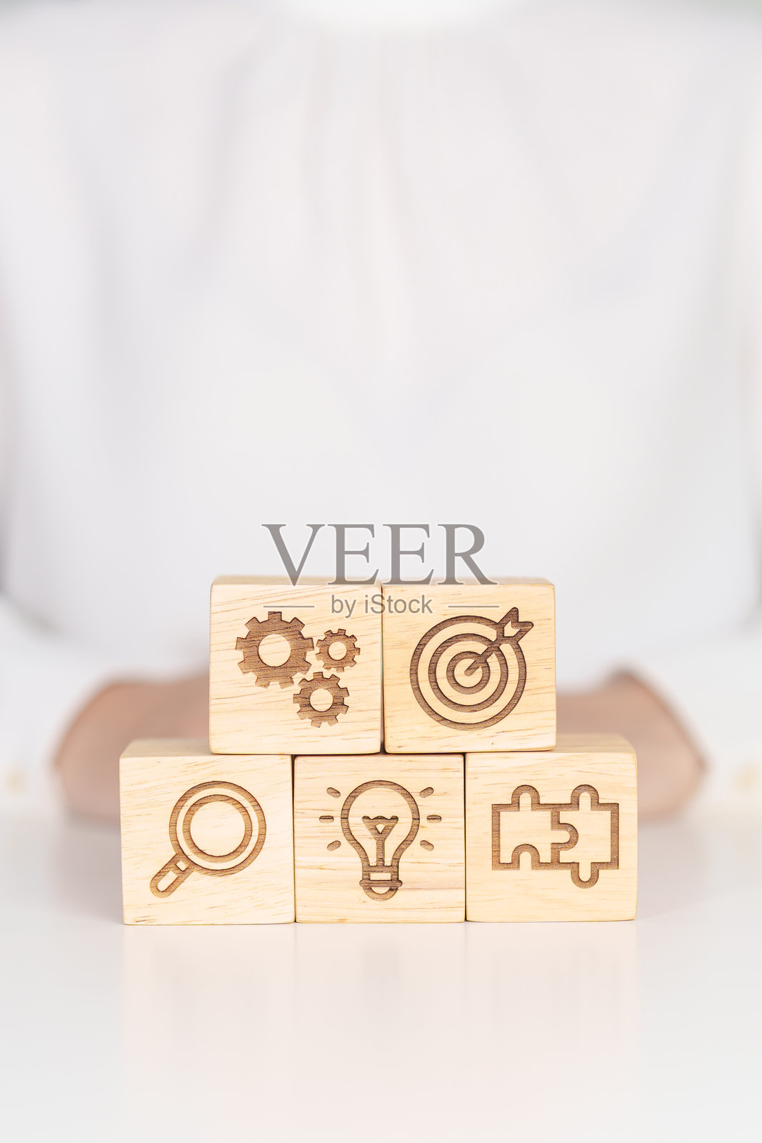 木块代表商业目标、战略、靶心、使命、行动、目的、团队合作、研究和创意概念照片摄影图片