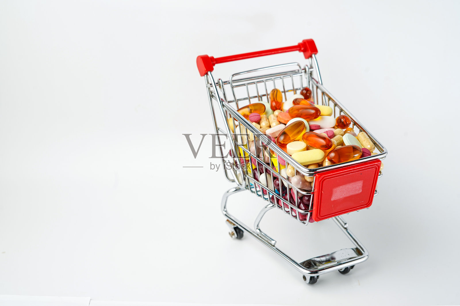 超市里的小购物车里放着药丸和维生素照片摄影图片