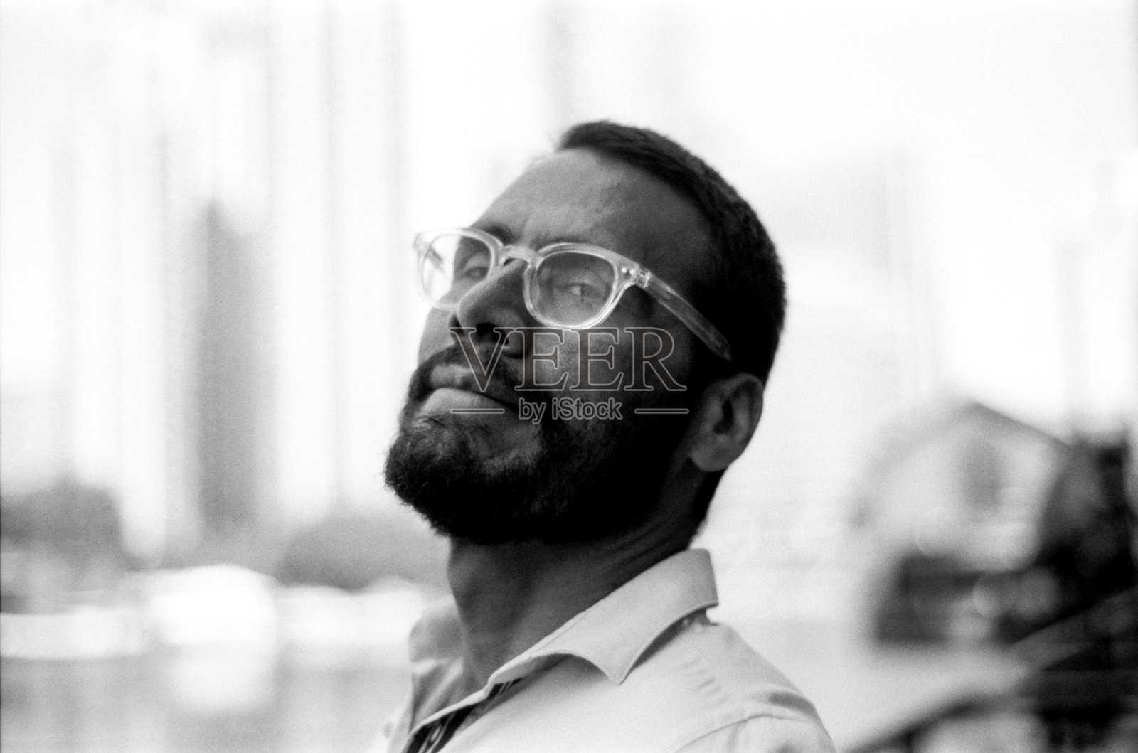 沉思的戴眼镜的胡须男抬头沉思照片摄影图片