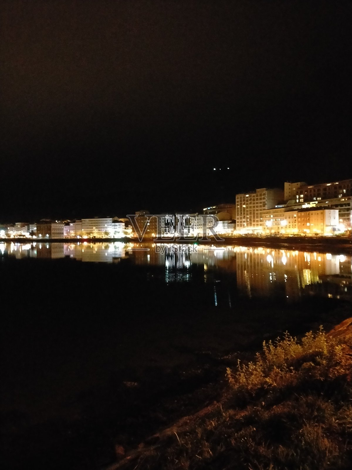 夜色中，维韦罗的灯光倒映在河面上照片摄影图片