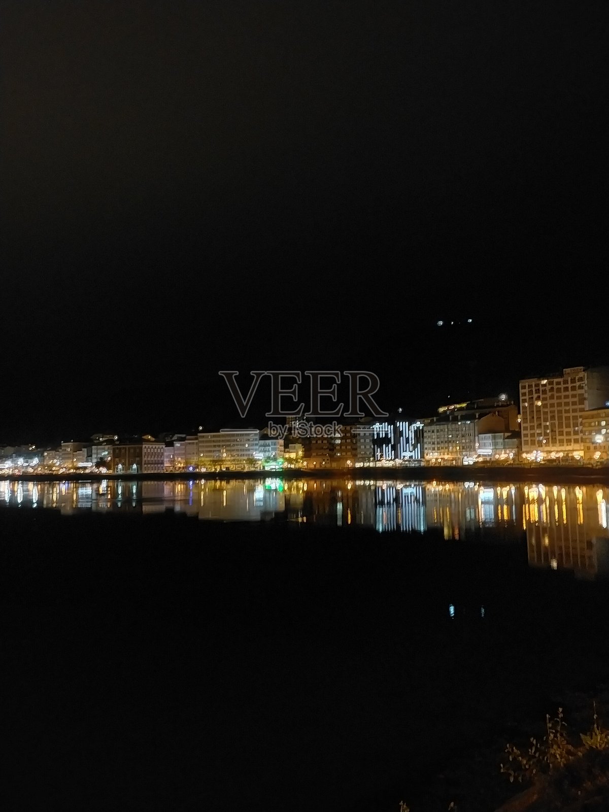 夜间维维罗灯光映照在河面上照片摄影图片