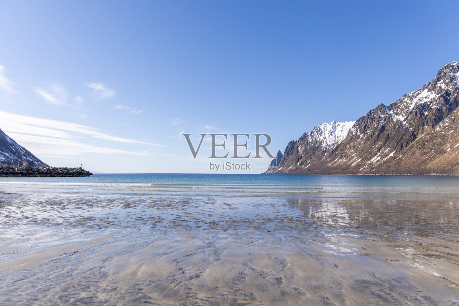 白雪皑皑的山脉倒映在潮汐沙滩上照片摄影图片