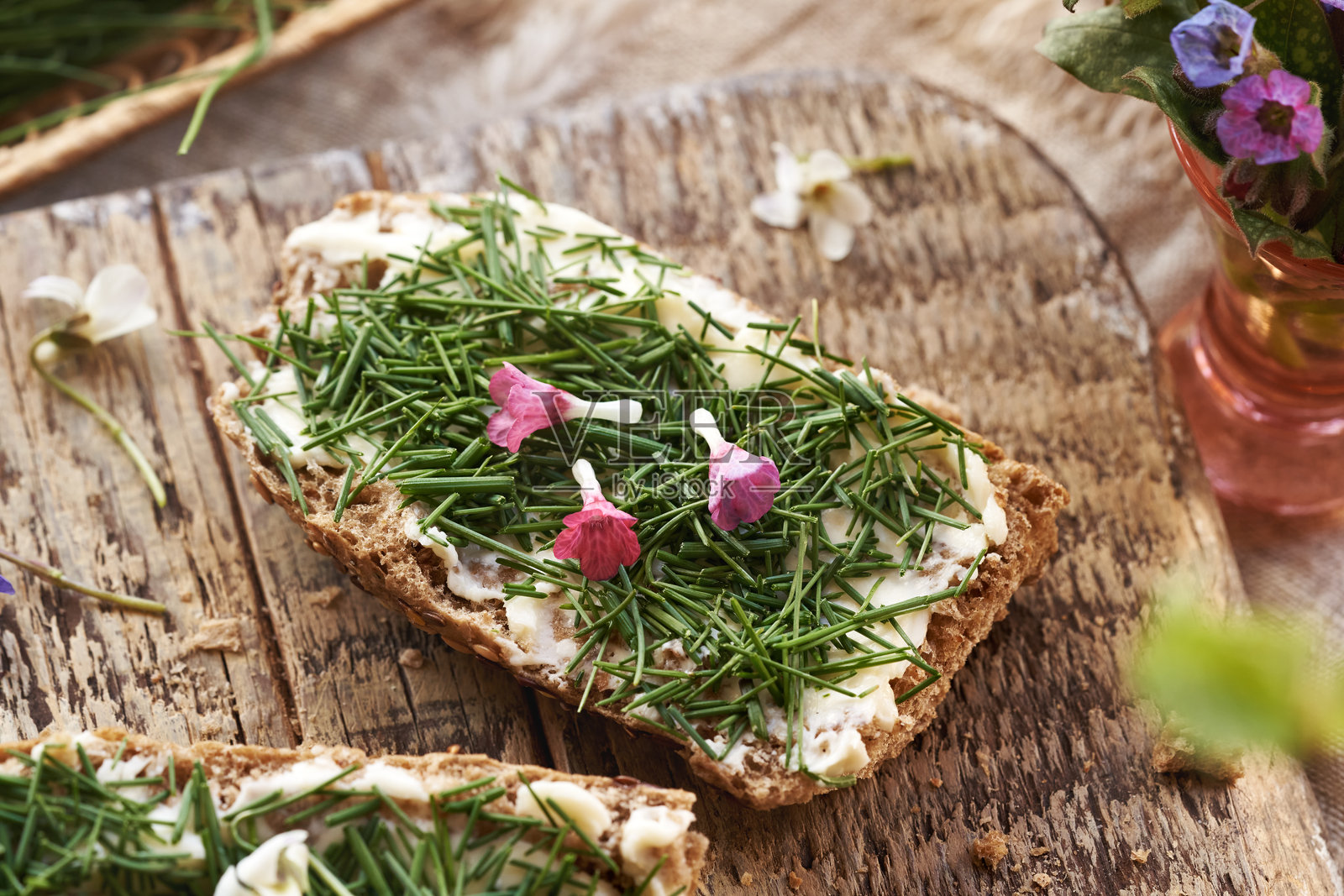 一片面包配上野葱或蒜苗——早春采集的可食用野生植物照片摄影图片