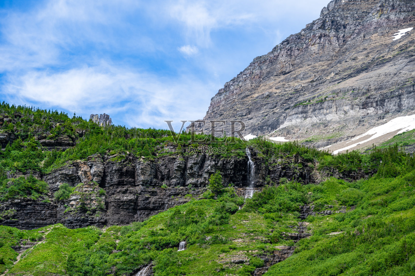 冰川国家公园悬崖上的隐藏瀑布倾泻而下照片摄影图片