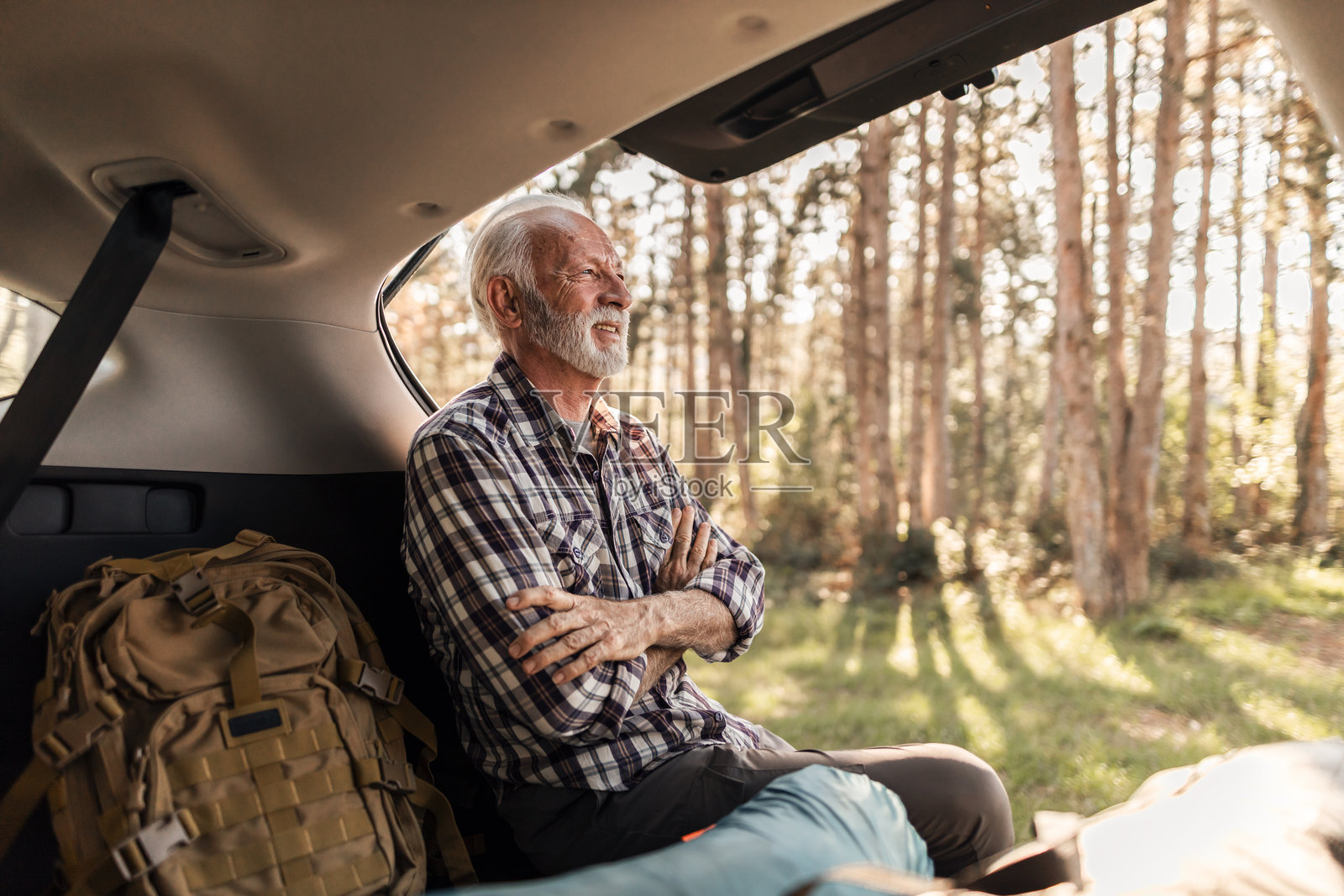 一位年长男性在森林中公路旅行，享受自由照片摄影图片