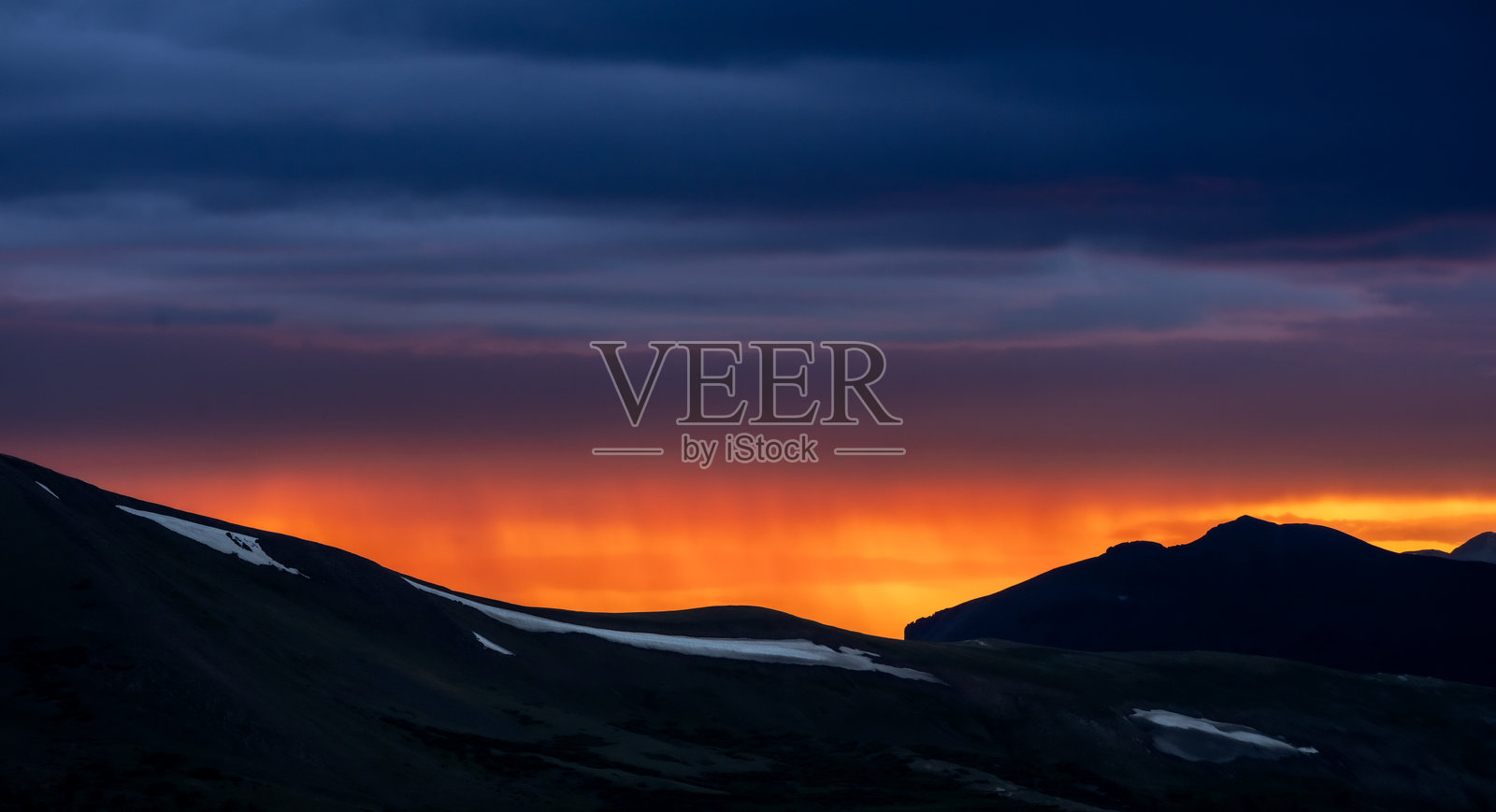 内华达山脉雪堆上，从深蓝色到橙色的渐变色晕染照片摄影图片