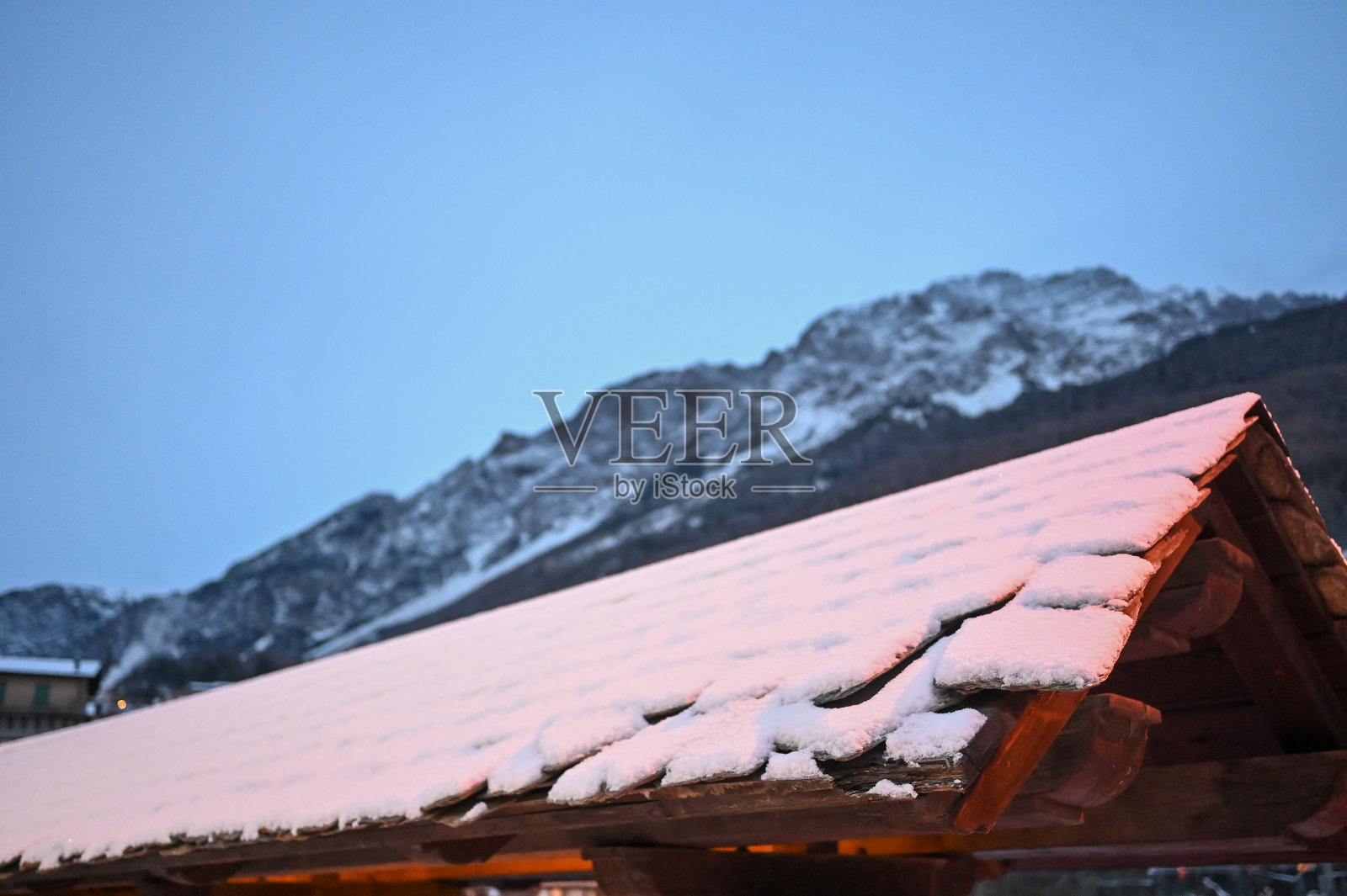 寒冷黄昏时被雪覆盖的山顶照片摄影图片