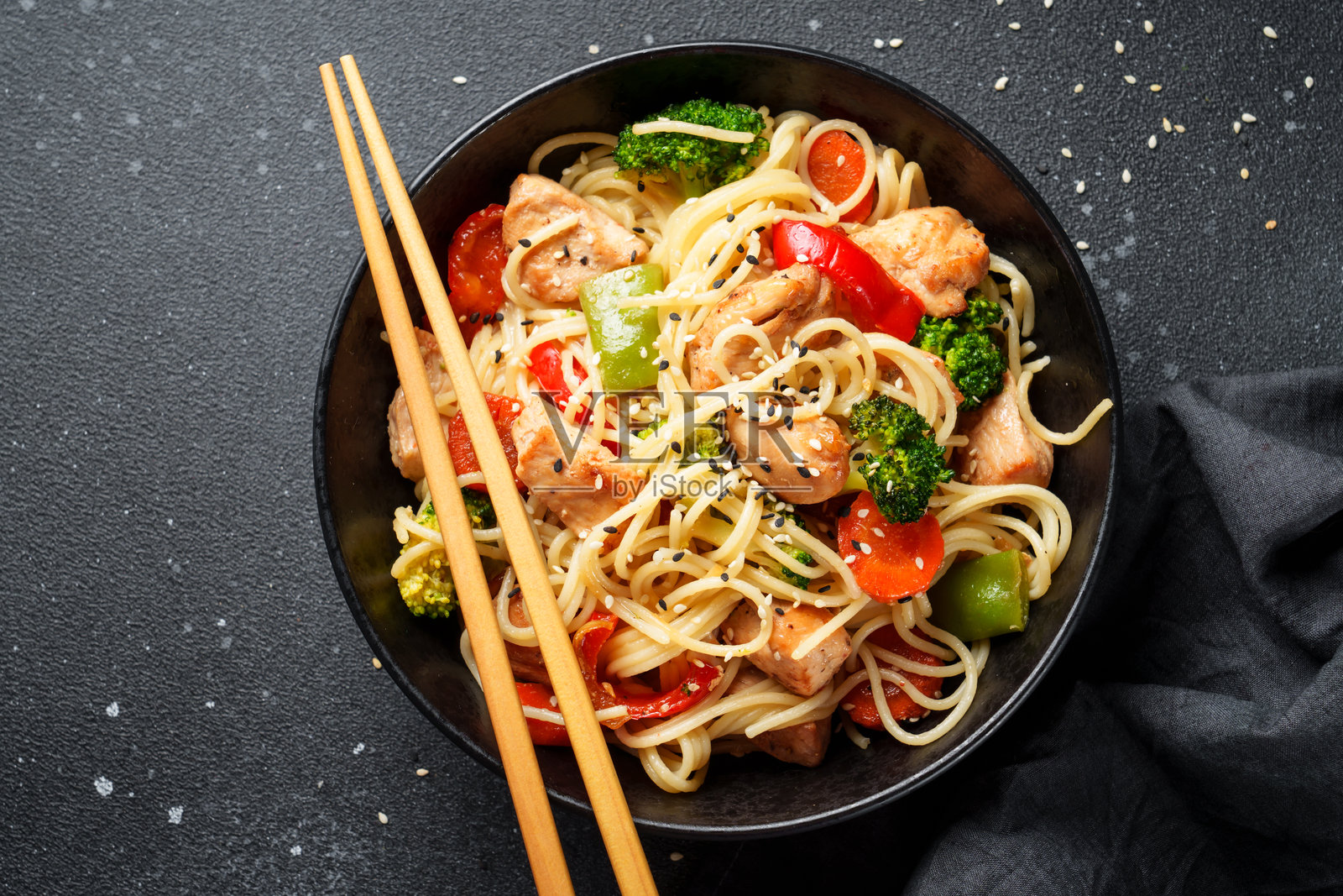 黑色背景上的鸡肉蔬菜亚洲面条照片摄影图片