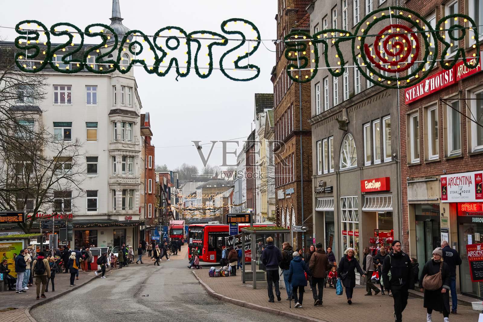 弗伦斯堡市街道，装饰着圣诞饰品，人们在散步照片摄影图片