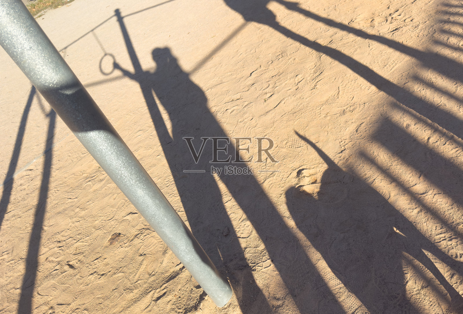 公园里，一个人在和狗狗的影子玩耍照片摄影图片