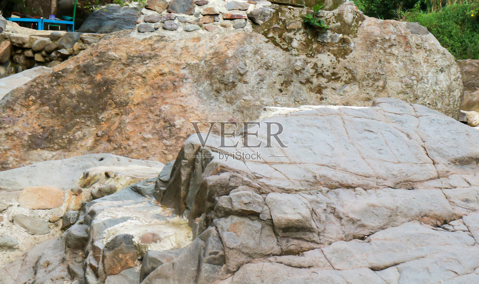 溪边的巨石，可能在山区照片摄影图片