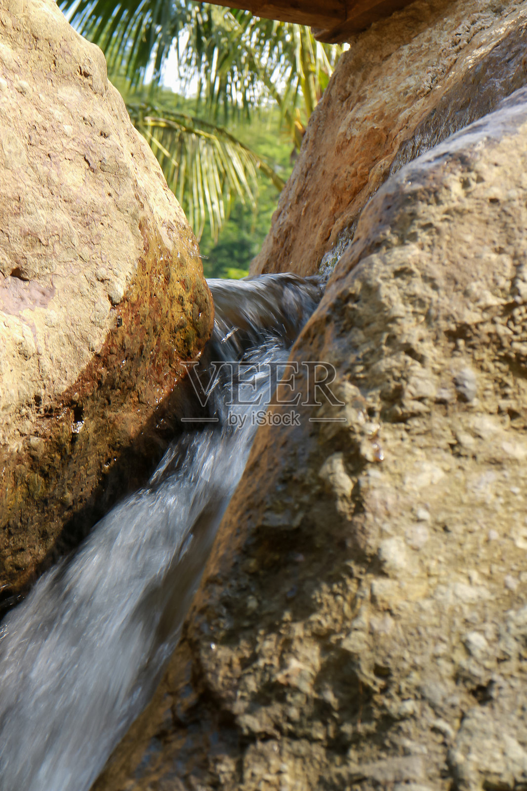 水流穿过岩石和植被，置身于风景优美的户外自然之中照片摄影图片