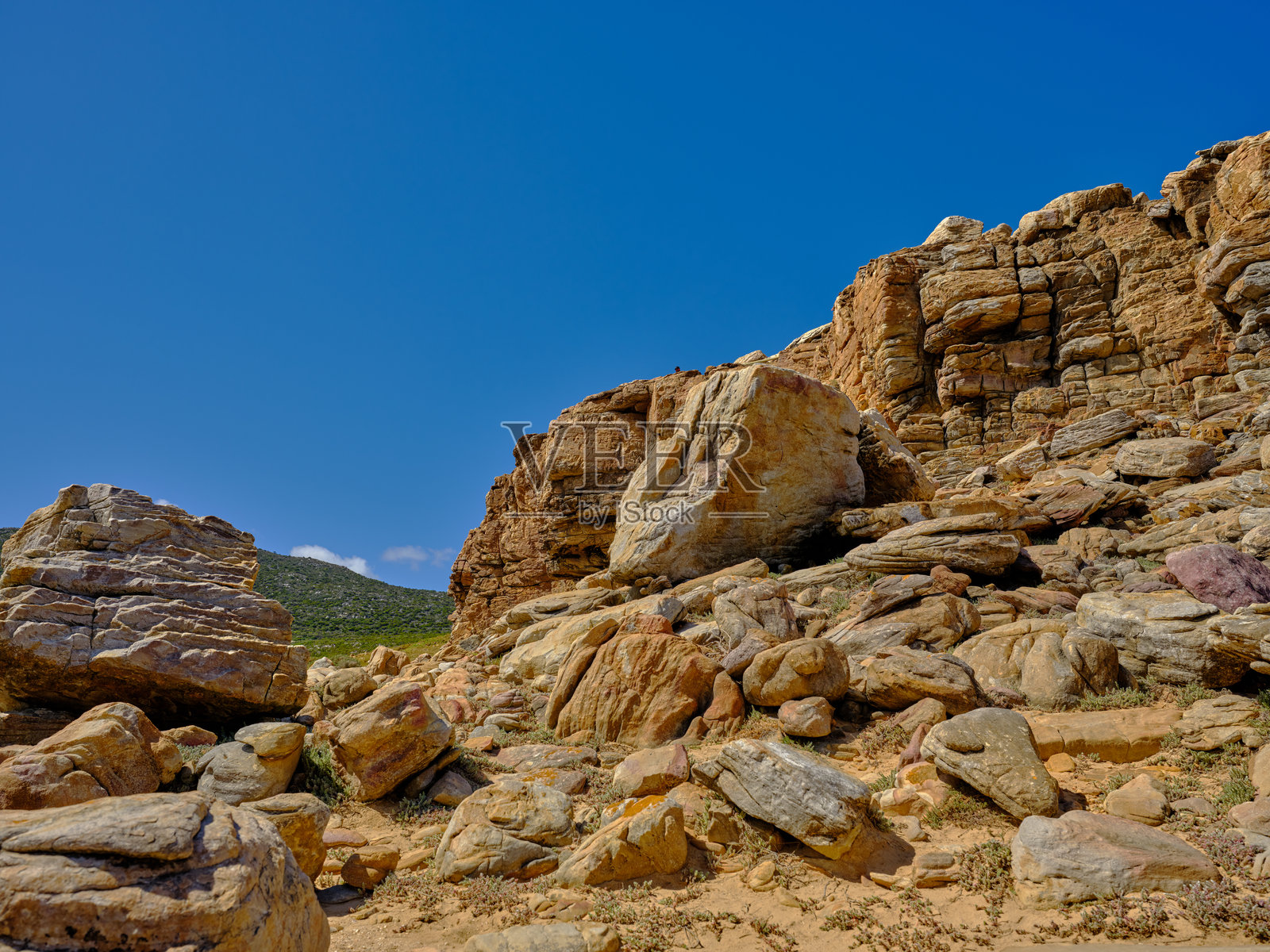 南非开普敦，西开普省岩石山坡上的堆叠巨石景观，蓝天下的景象，非常适合粗犷的户外探险和自然旅行视觉素材照片摄影图片