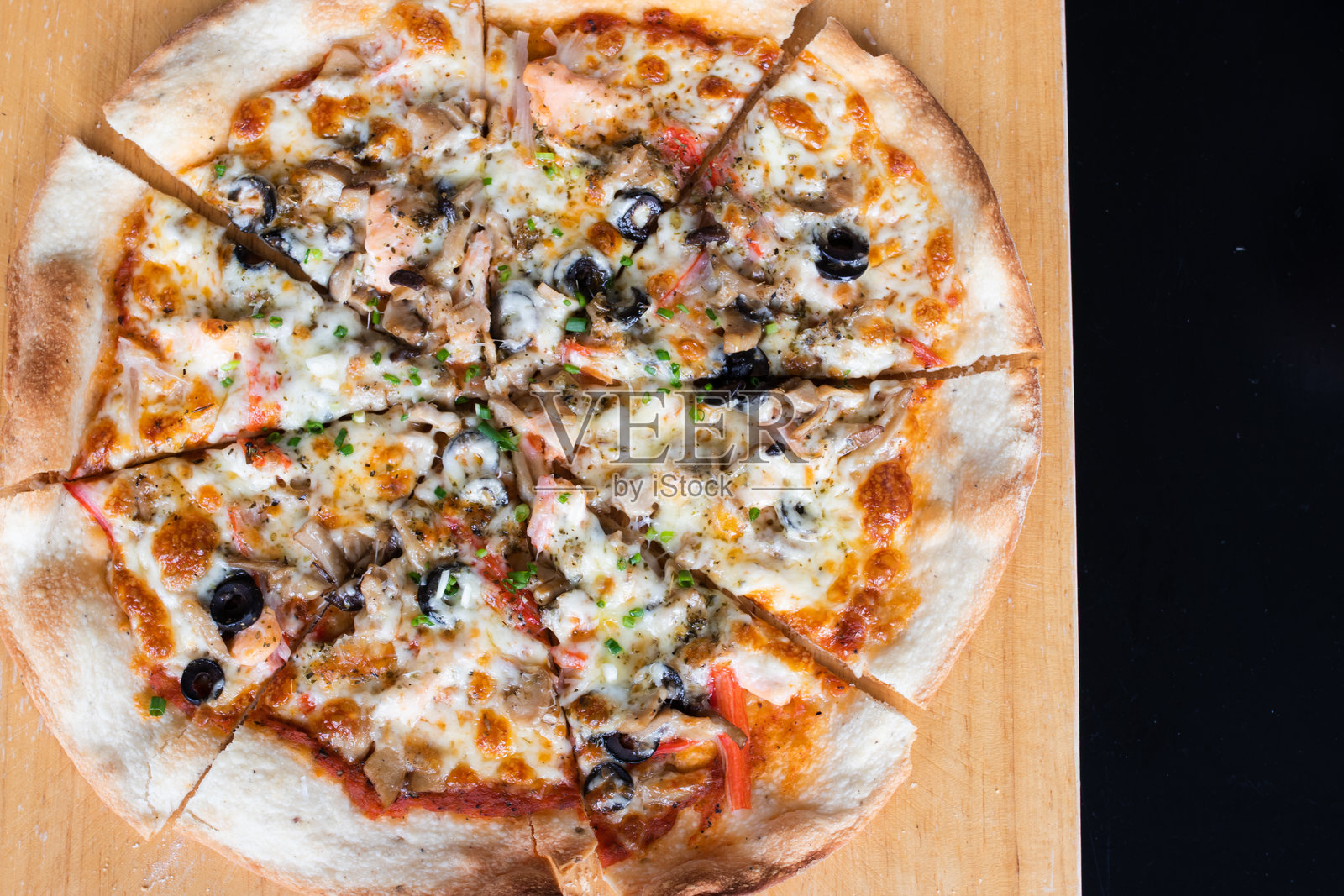 自制薄底披萨放在木质托盘上照片摄影图片