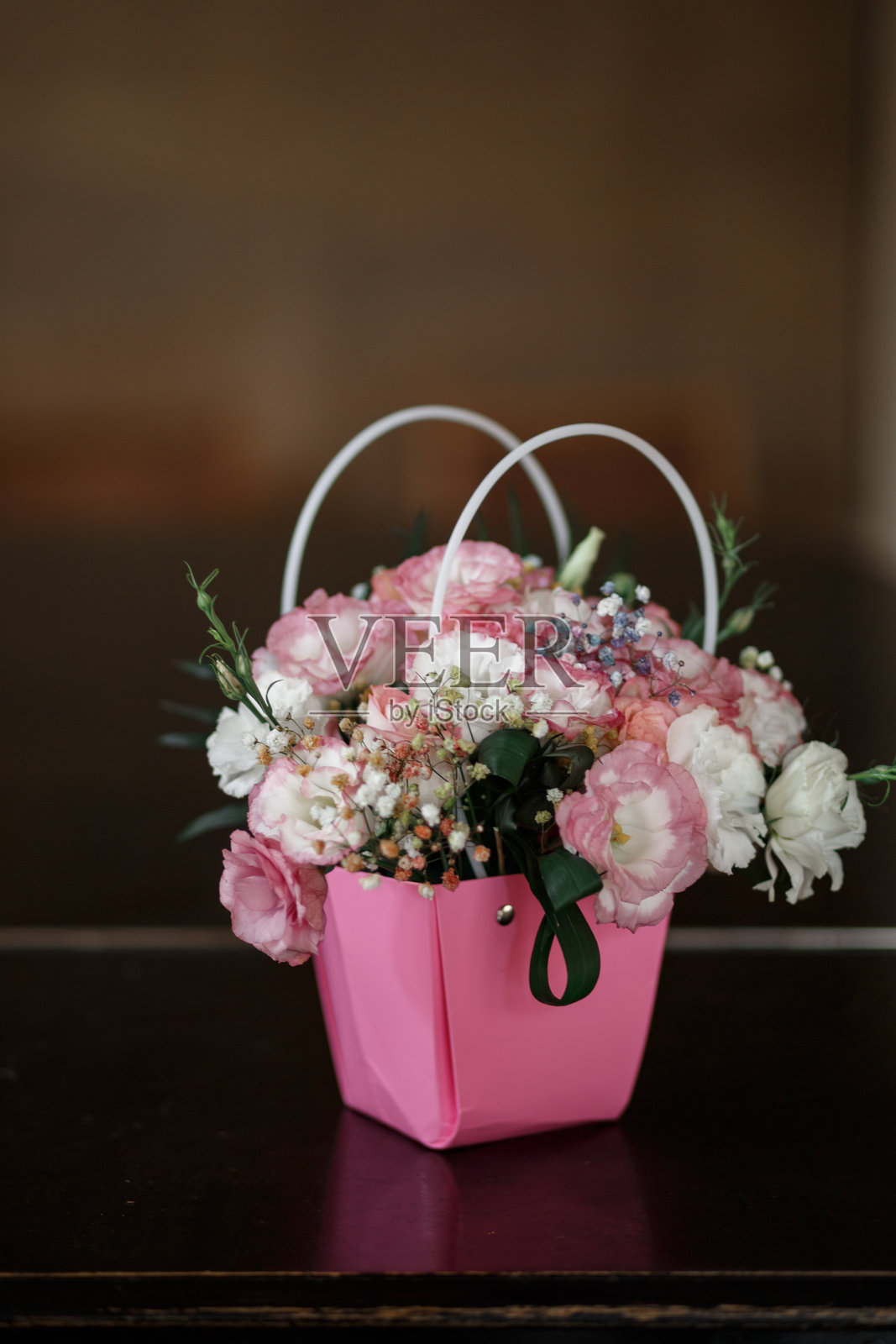 装饰篮中的粉色花艺摆件照片摄影图片