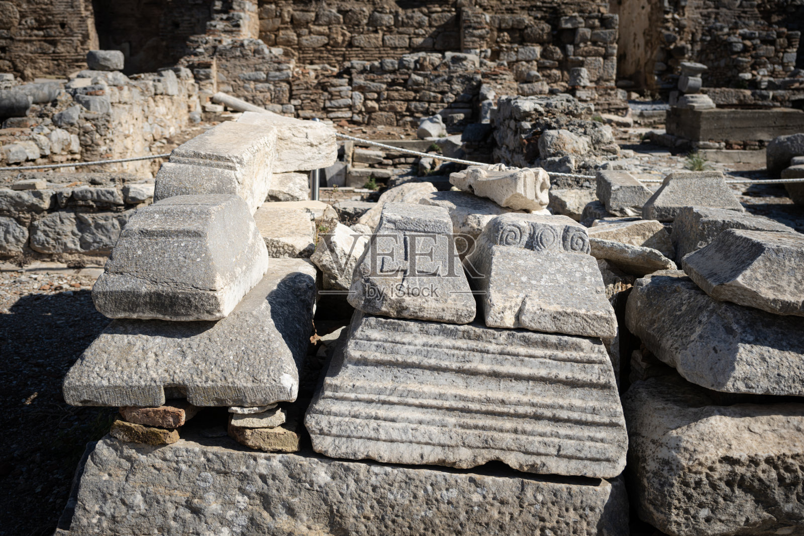 土耳其以弗所古迹上雕刻的十字架符号，反映了早期基督教奠基性的影响和历史考古意义照片摄影图片
