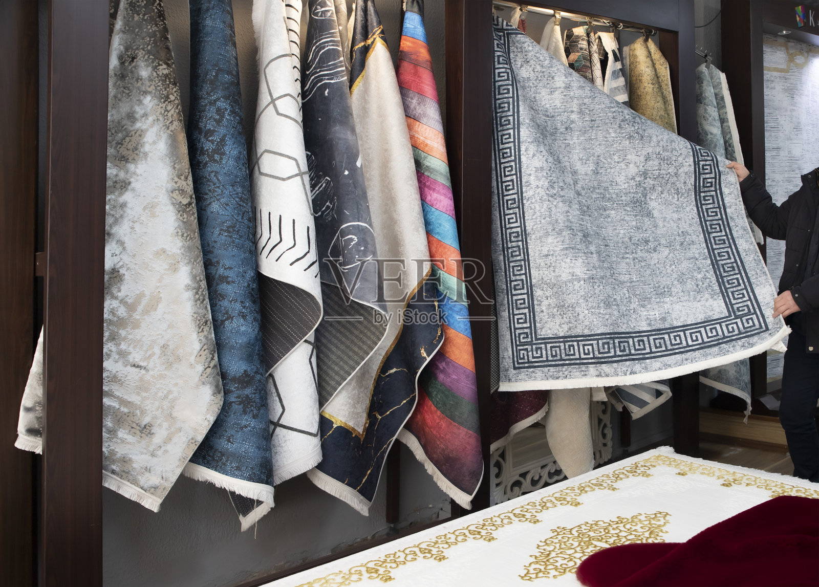 地毯店，出售许多地毯照片摄影图片