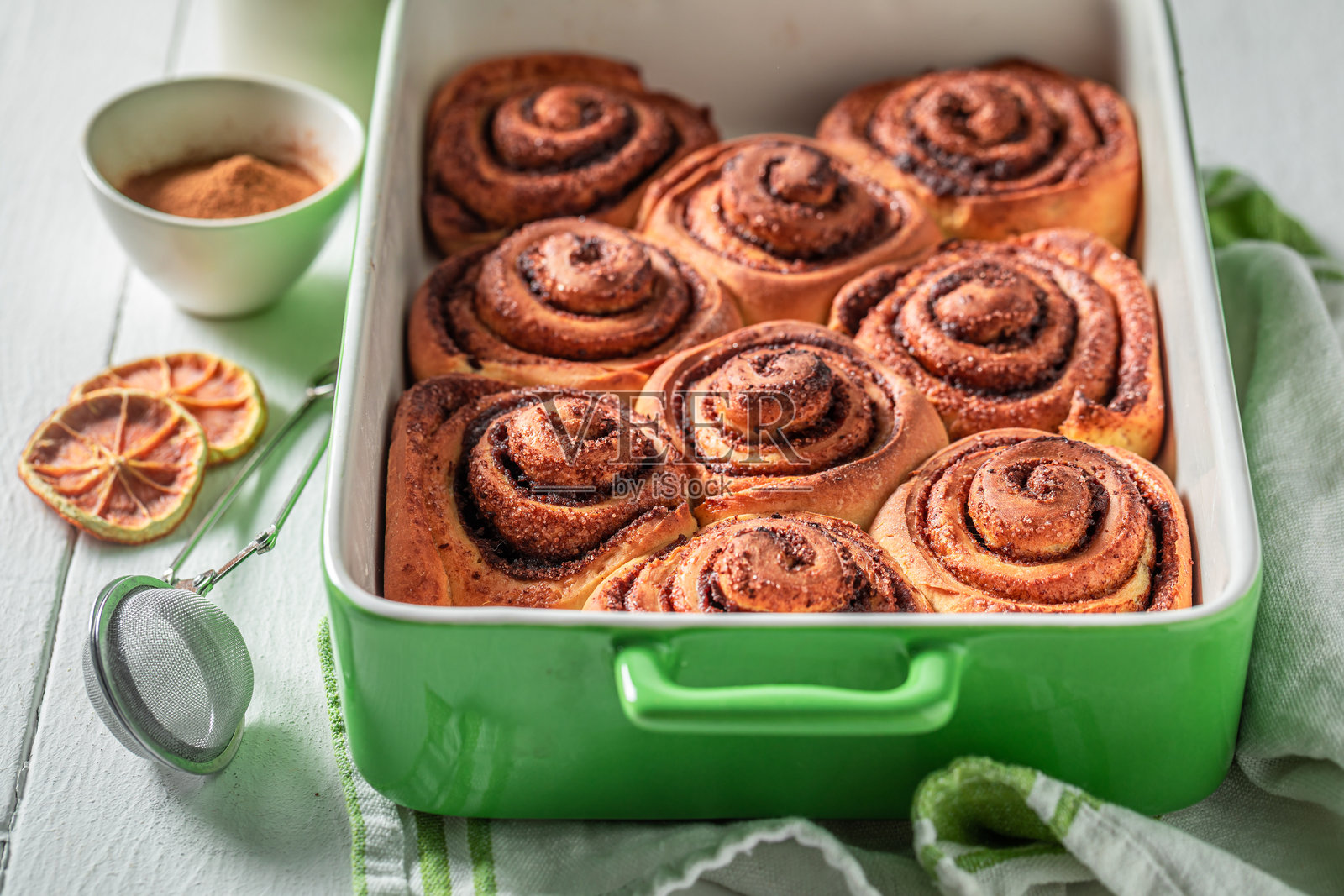 美味的肉桂卷，配有可可和糖。圣诞零食。照片摄影图片