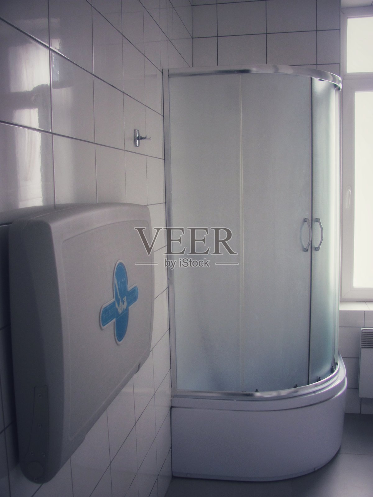 现代工业风浴室，设有淋浴隔间和更衣区照片摄影图片