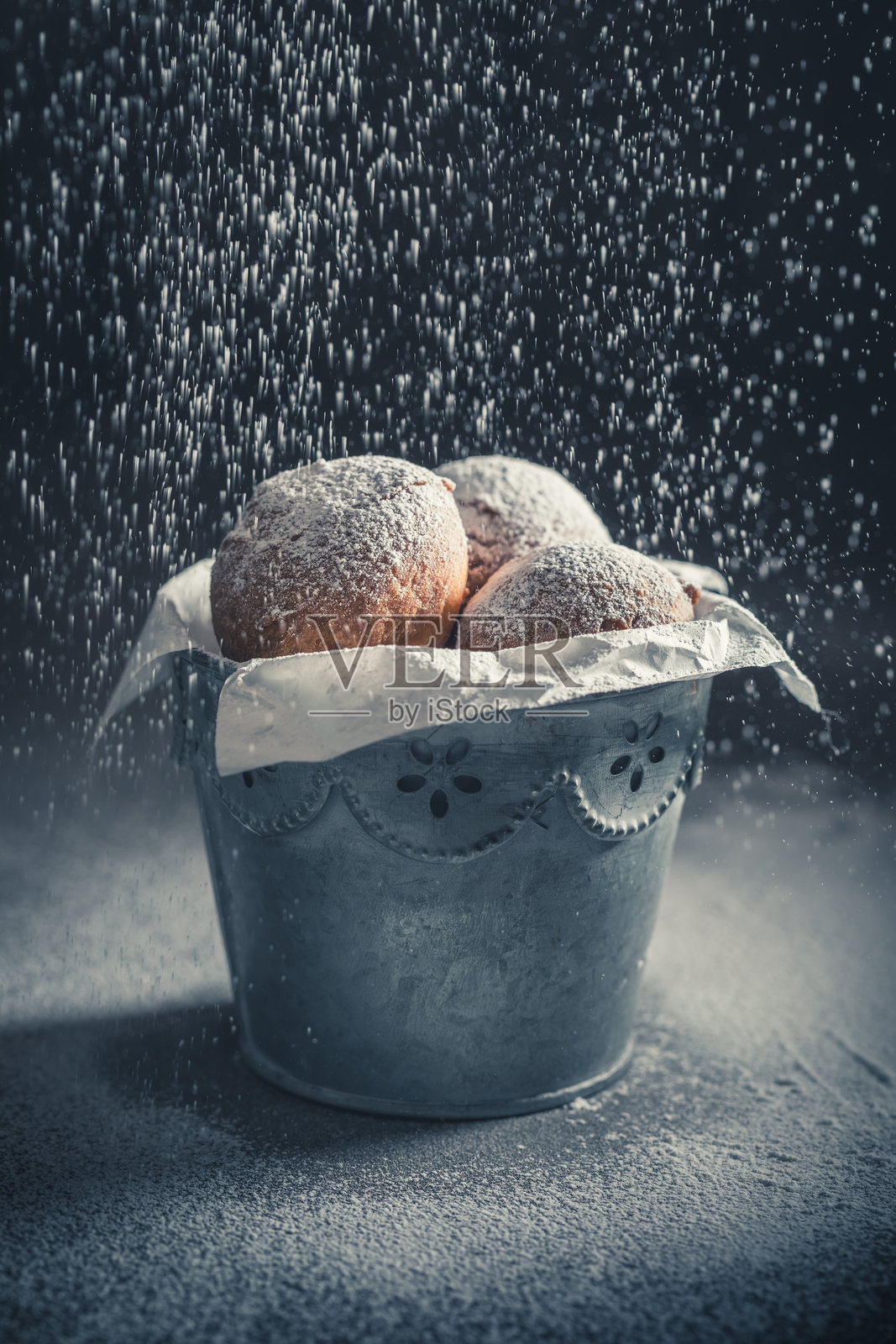 自制新鲜迷你甜甜圈在油中油炸照片摄影图片