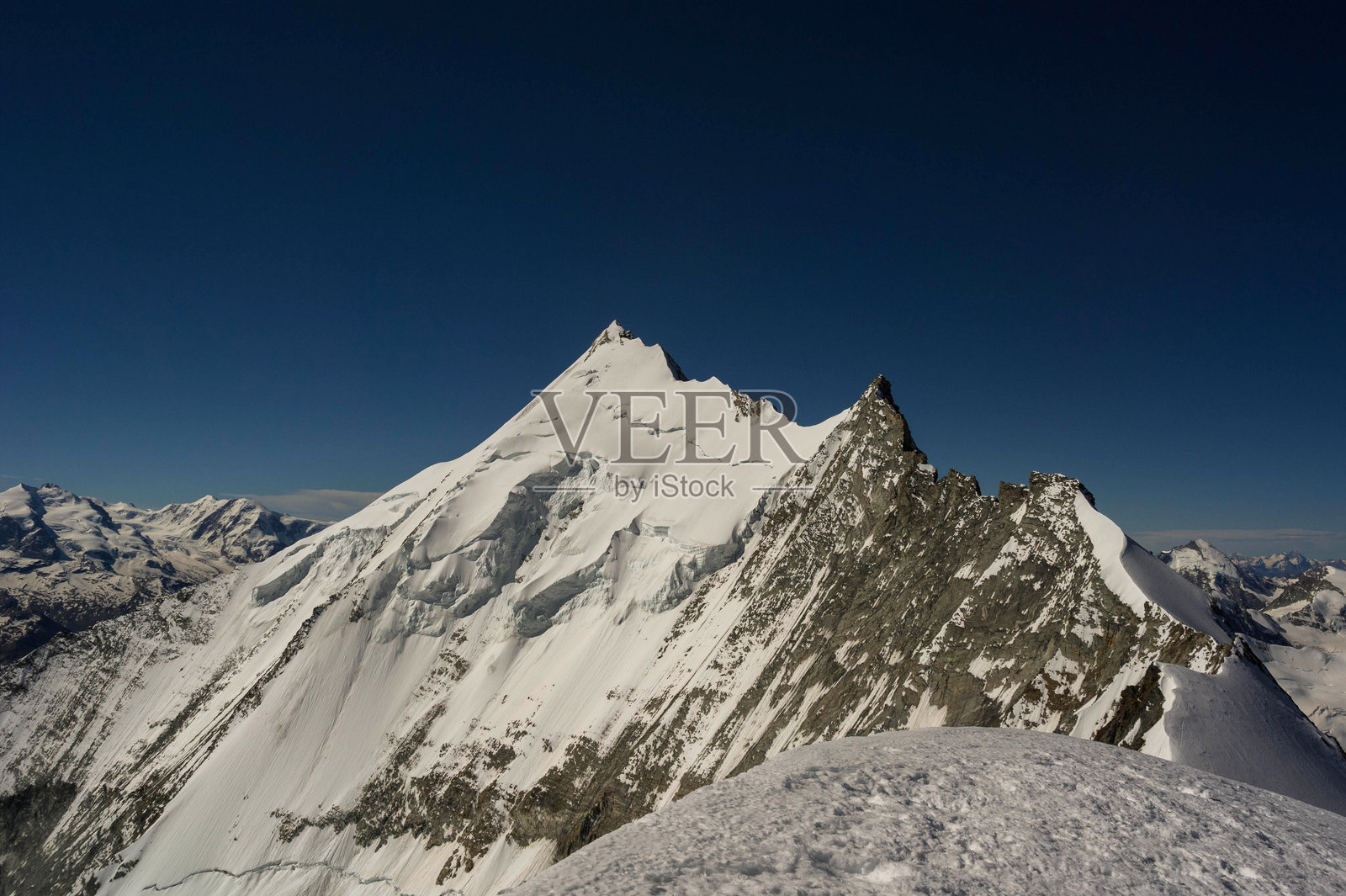 夏季比什峰顶的风景照片摄影图片