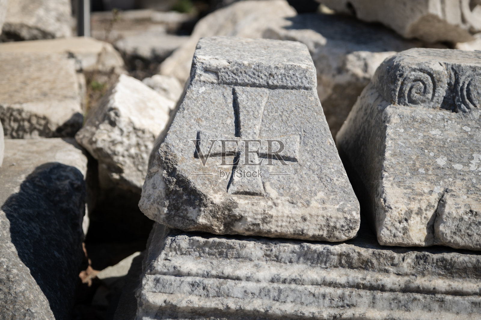 土耳其以弗所古迹上雕刻的十字架符号，反映了早期基督教的奠基性影响和历史考古意义照片摄影图片