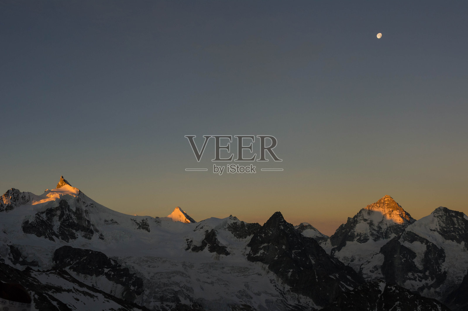 夏日日出时分从特拉库伊小屋看到的风景照片摄影图片