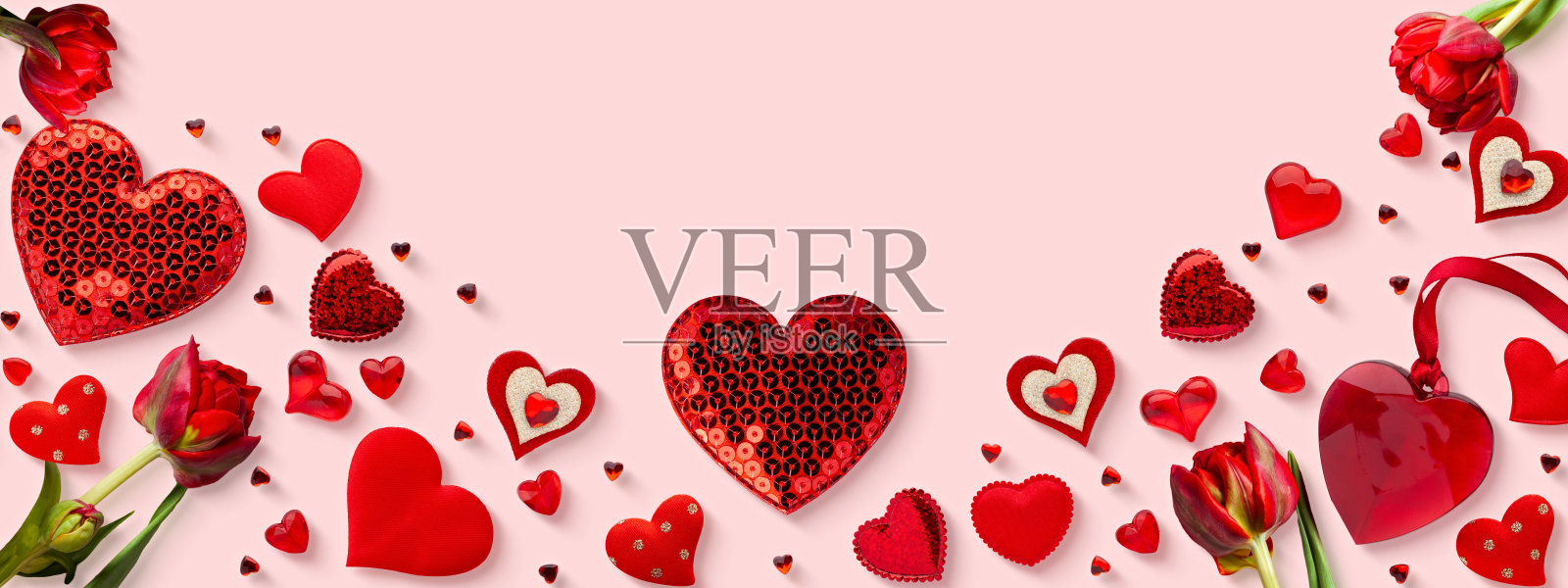 情人节的爱：粉色背景上的红心和郁金香，带有复制空间照片摄影图片