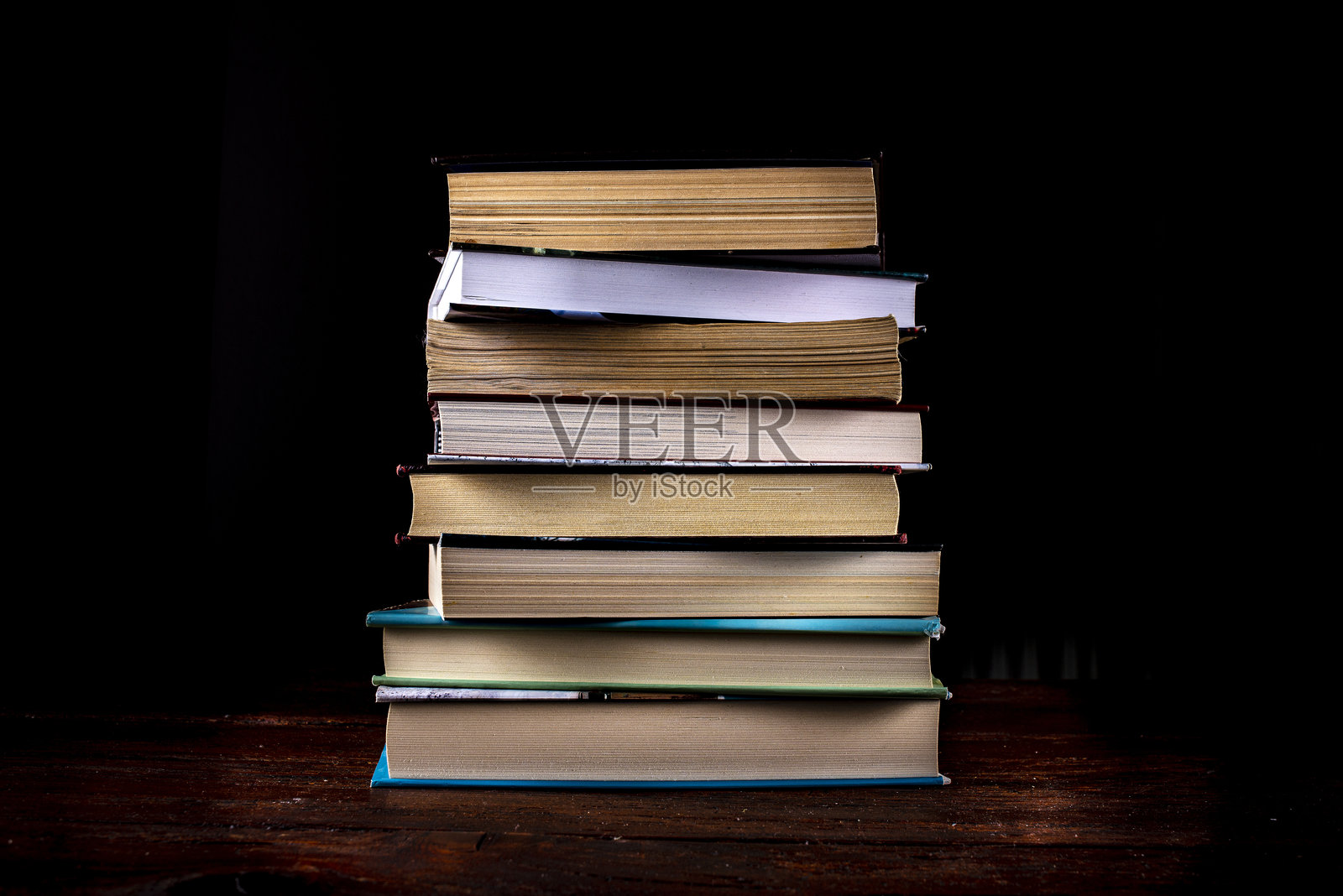 黑色背景上的书堆照片摄影图片