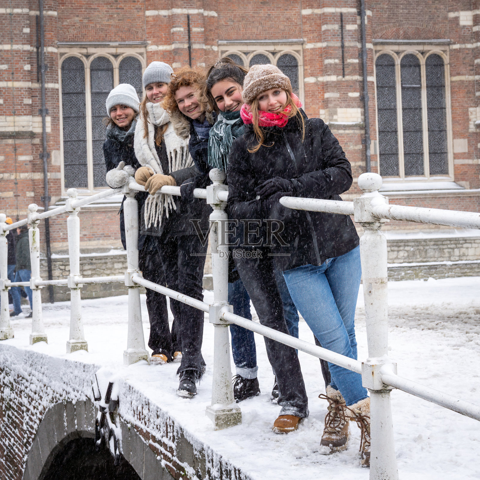 荷兰的冬日女学生照片摄影图片
