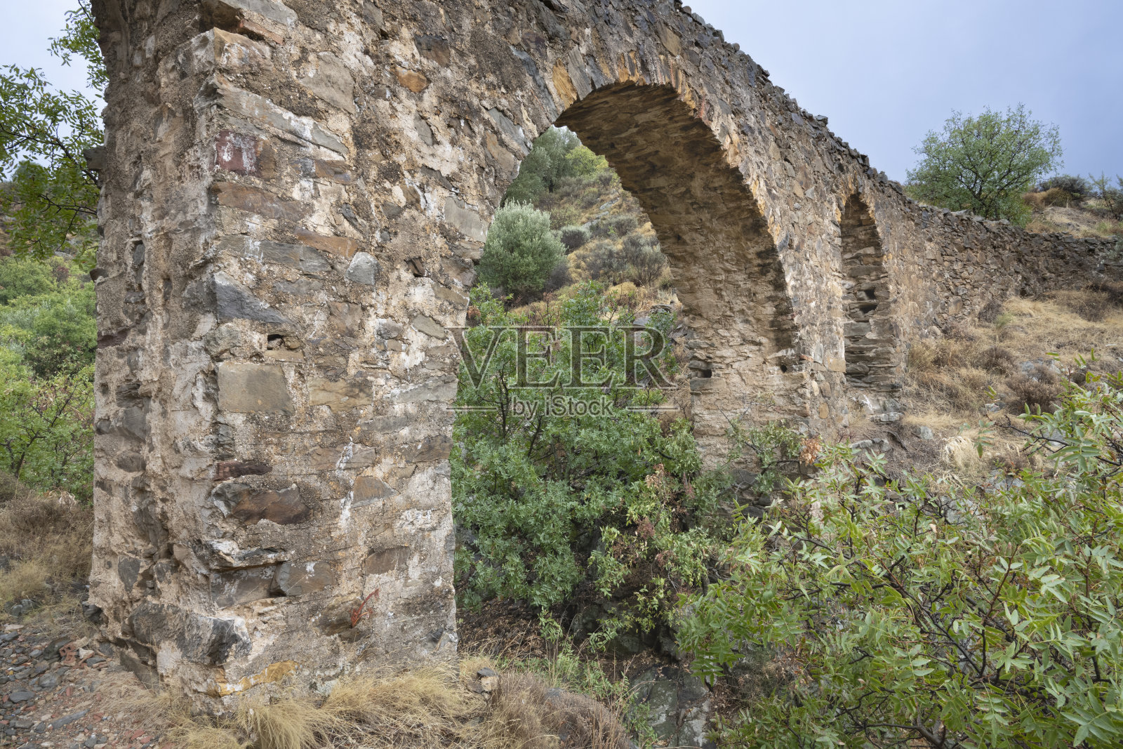 希腊希俄斯岛上的古老水道桥照片摄影图片