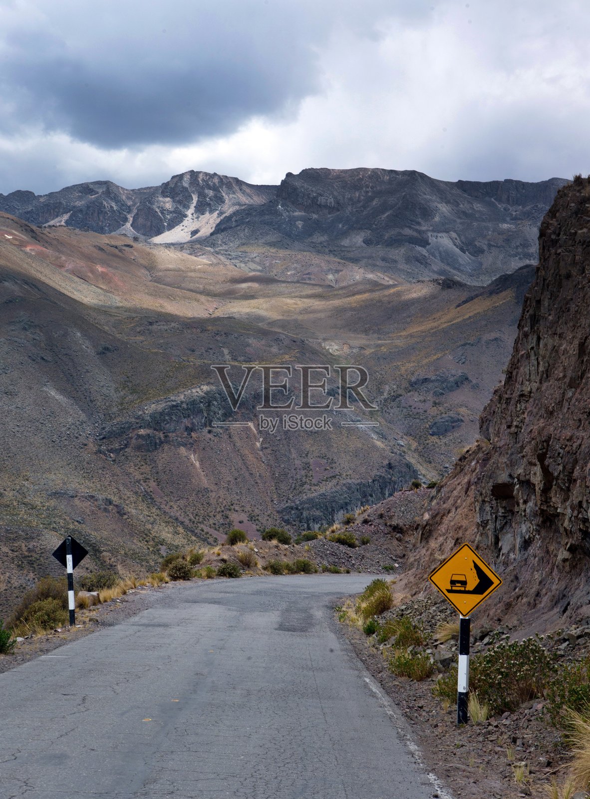 秘鲁奇瓦伊安第斯高原的道路照片摄影图片