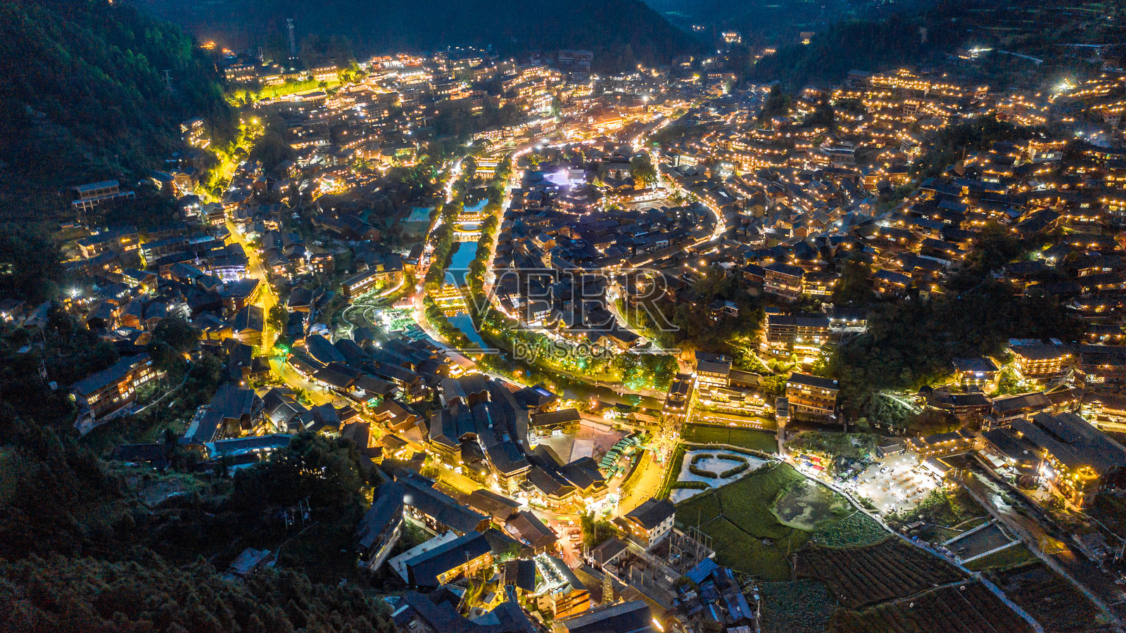 中国贵州省黔东南苗族侗族自治州西江千户苗寨的航拍图，中式古建筑。照片摄影图片