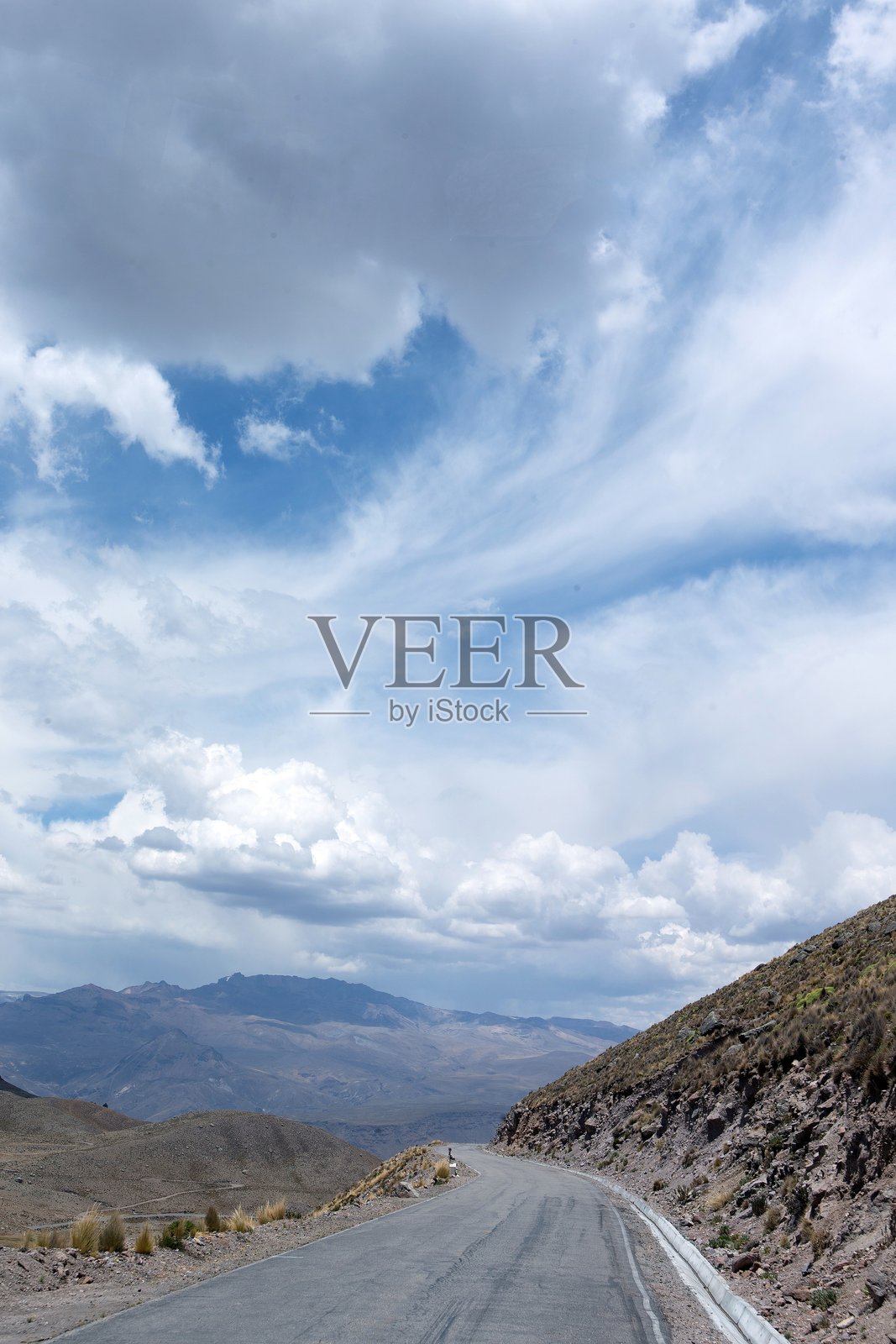 秘鲁奇瓦伊安第斯高原的公路照片摄影图片