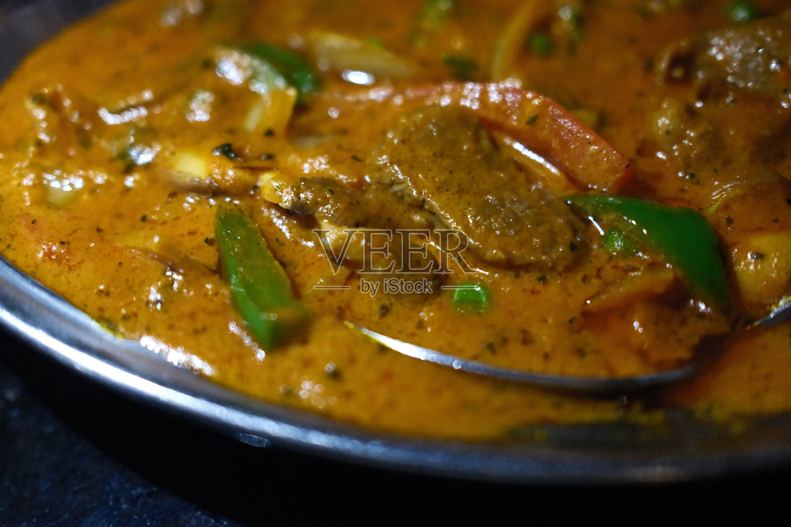 各式各样风味浓郁的印度菜肴照片摄影图片