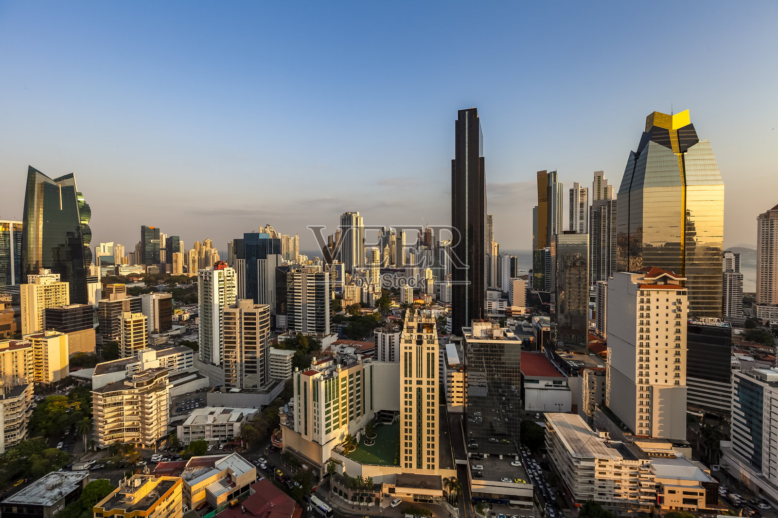 巴拿马城金色时段的天际线，现代摩天大楼林立照片摄影图片