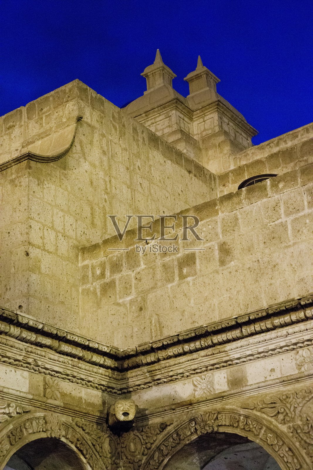 夜色中的阿雷基帕小镇，具有建筑特色照片摄影图片